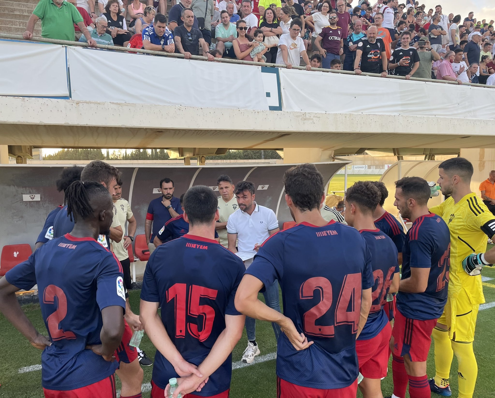 Rubén Albés se dirige a sus jugadores en una pausa del amistoso / @AlbaceteBPSAD