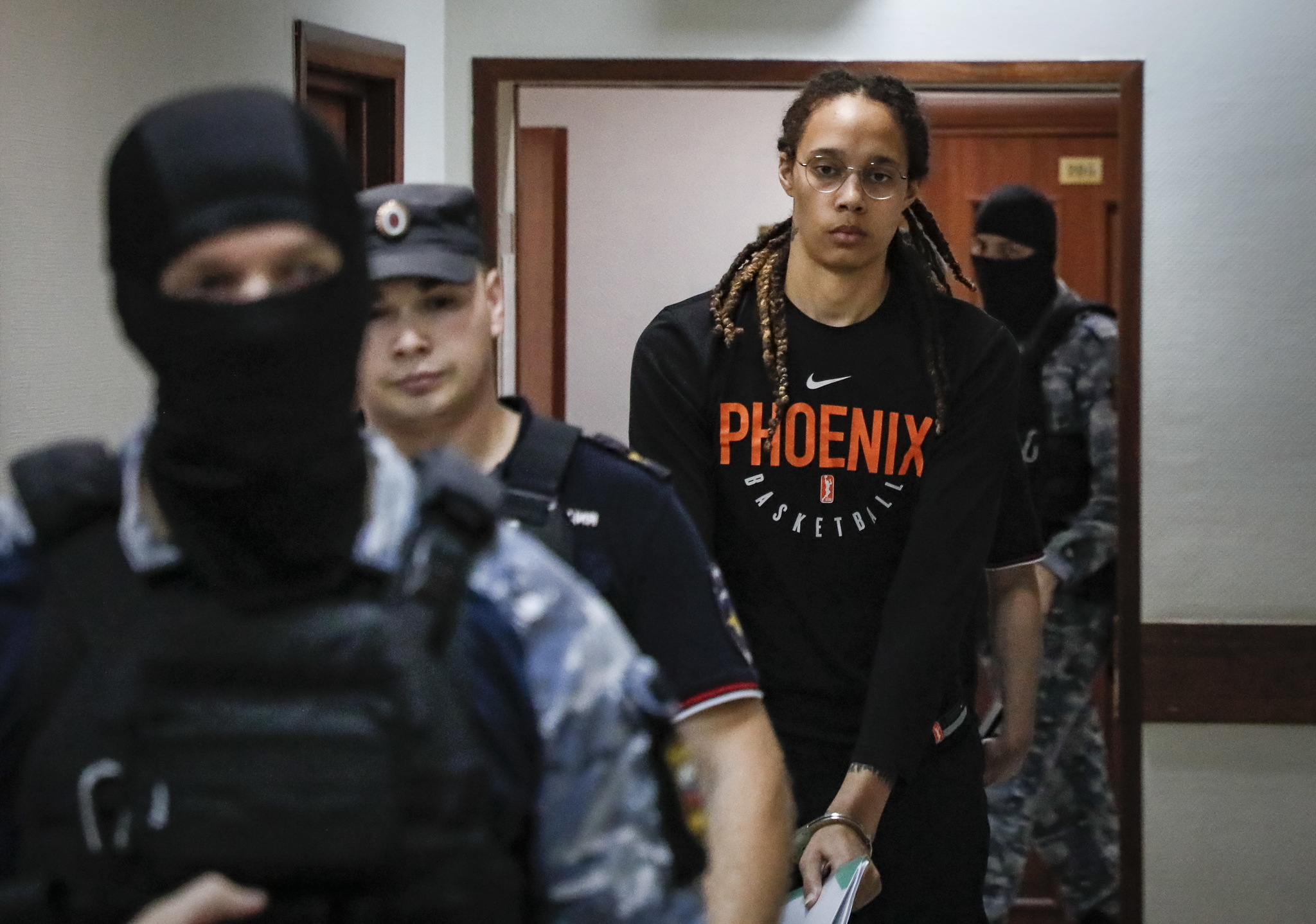Brittney Griner, camino del juicio, con una sudadera de las Phoenix Mercury. / AP