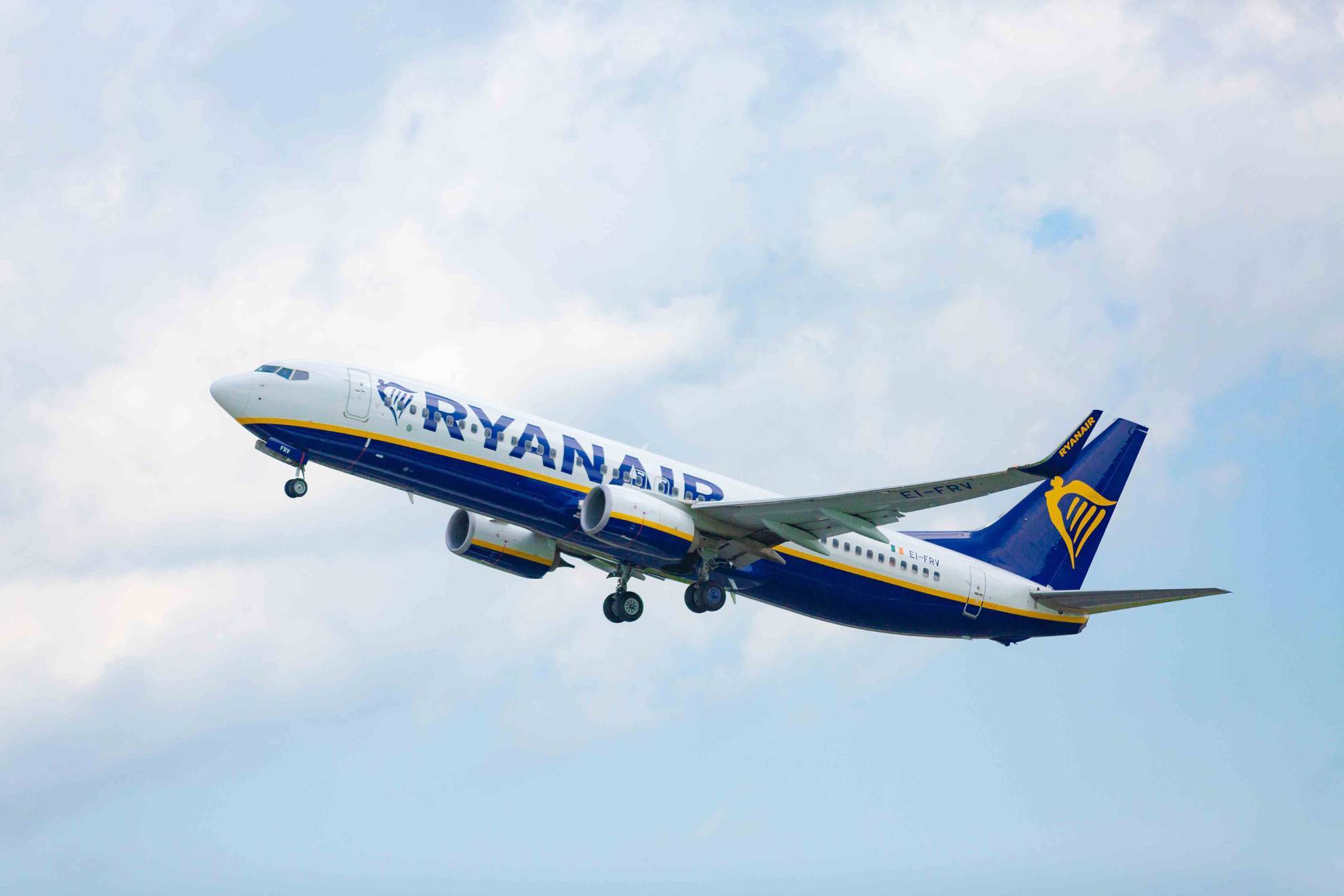 Un avin de Ryanair despega de un aeropuerto.