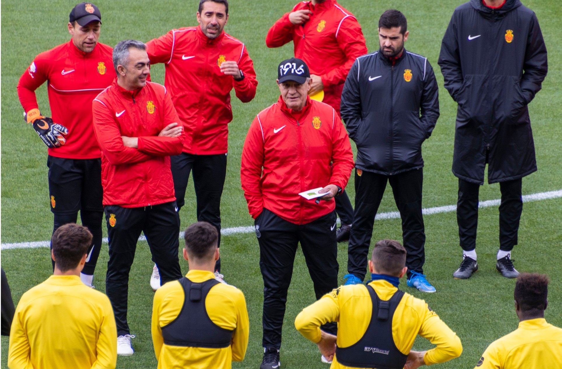 Javier Aguirre, dando instrucciones a sus jugadores en un entrenamiento. / EFE
