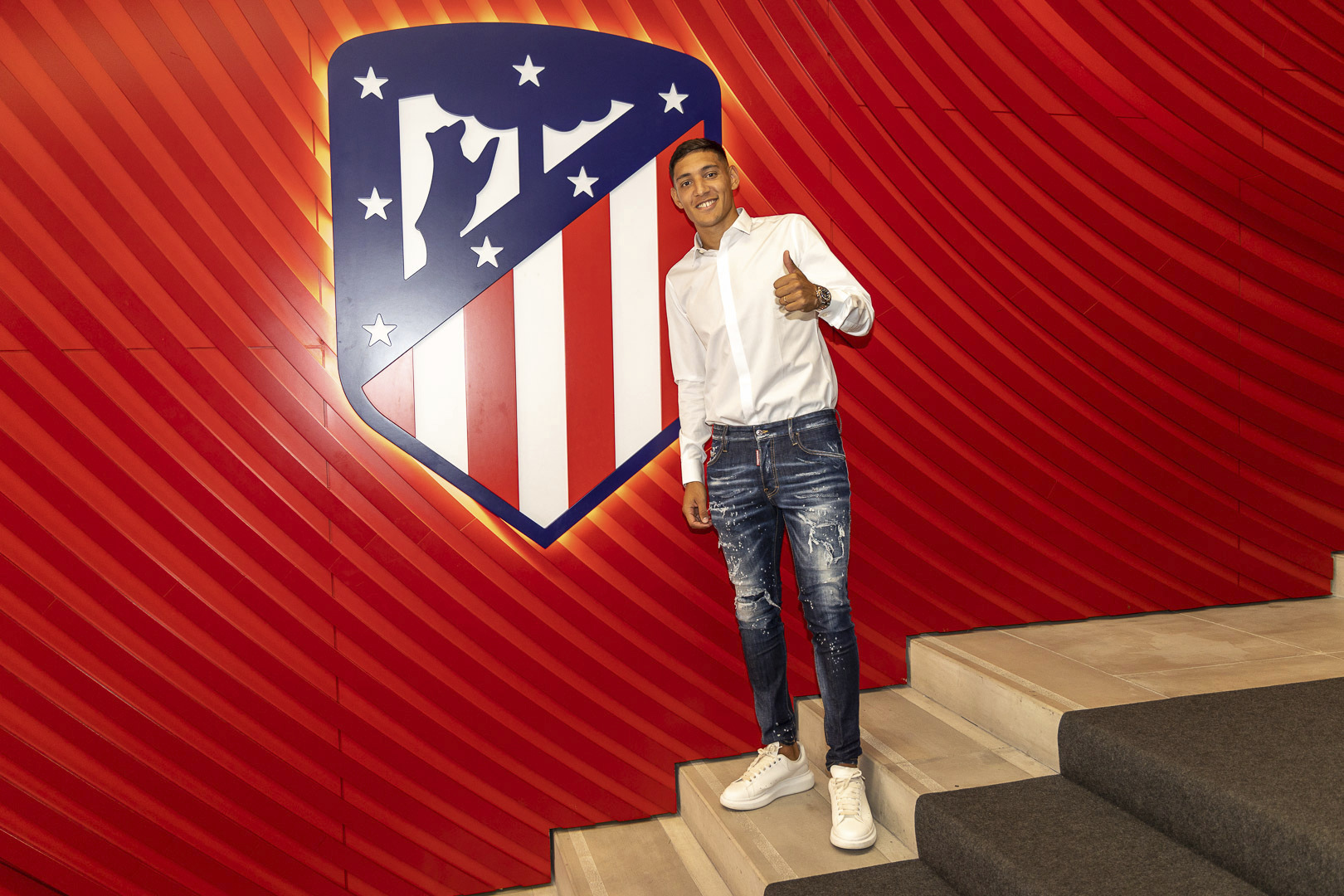 Nahuel Molina (24) posa con el escudo del Atlético