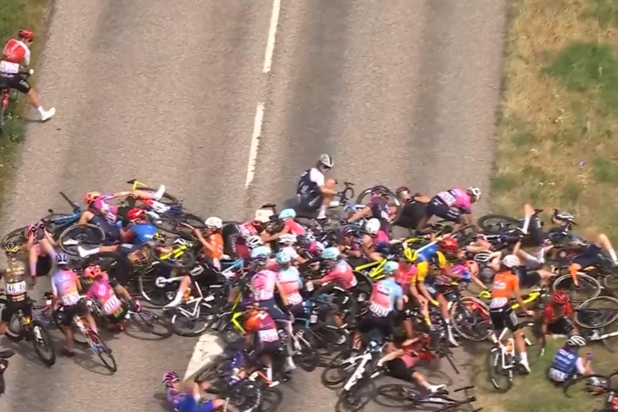Tremenda caída múltiple en el Tour de Francia femenino: ¡una treintena de ciclistas involucradas!