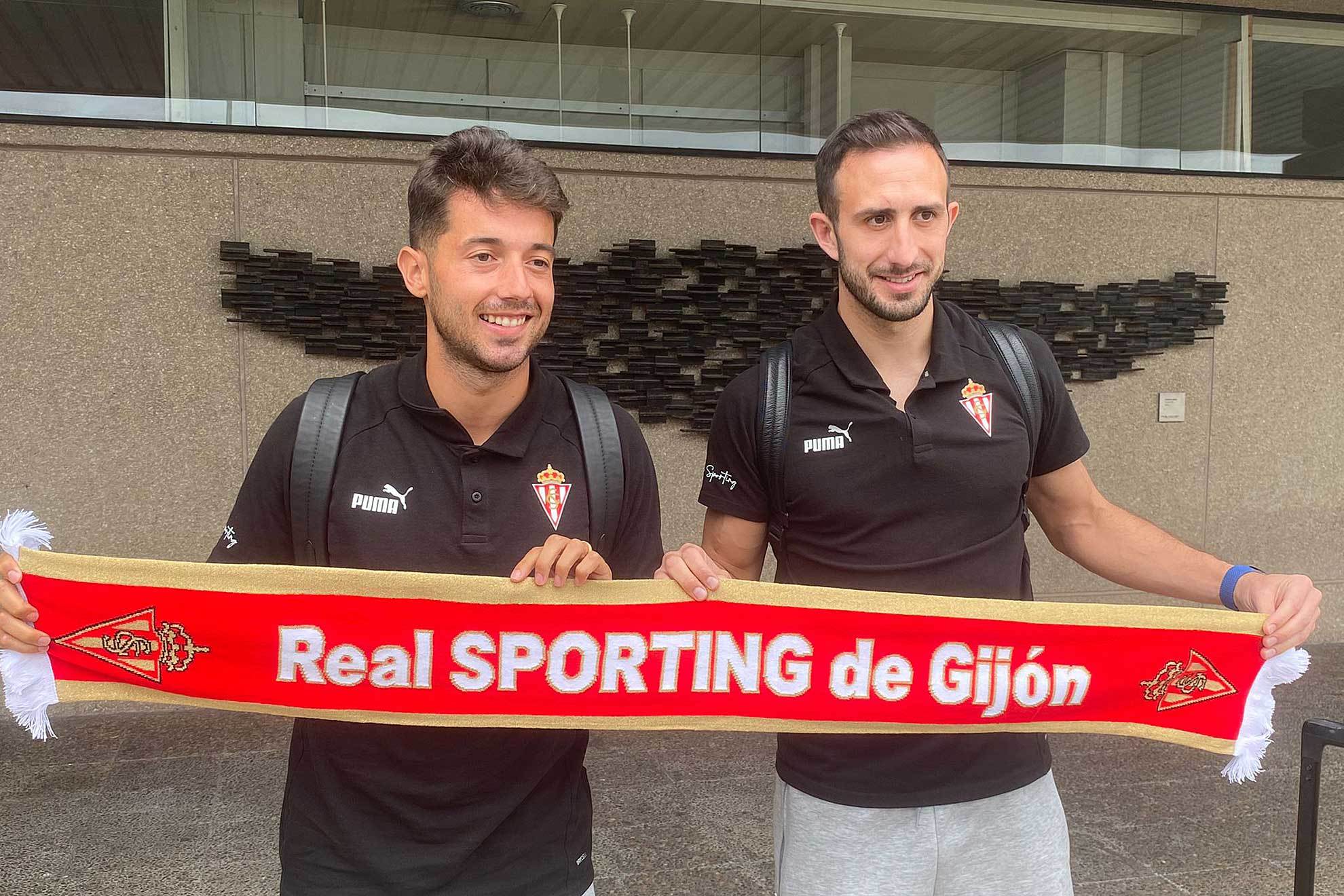 Jony y Cali Izquierdoz, al llegar a Gijón posan con la bufanda del Sporting / Pablo Guisasola