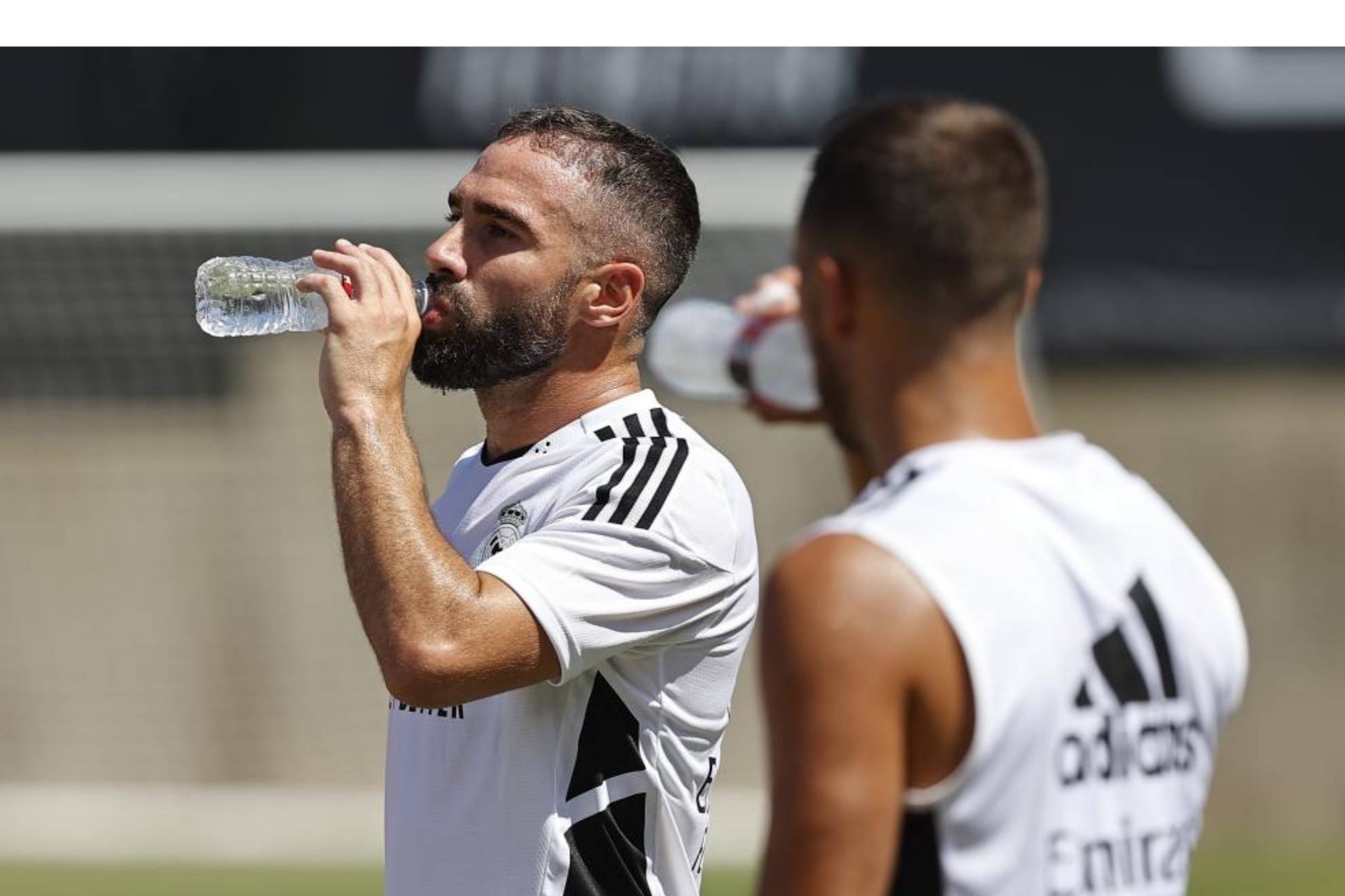 Carvajal bebe agua durante un entrenamiento en UCLA.