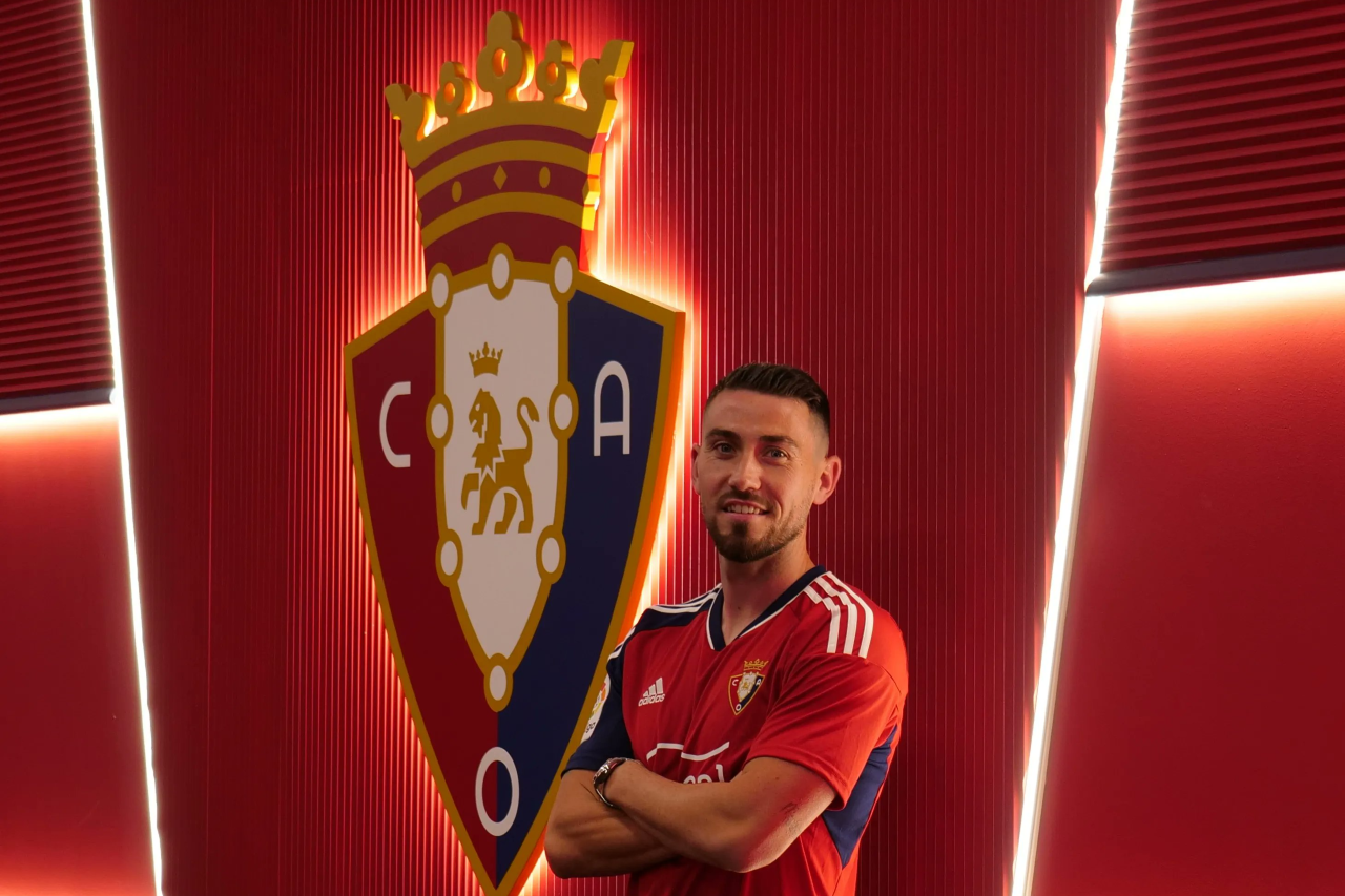 Mou Gómez posa con la camiseta y el escudo de Osasuna. / @CAOsasuna