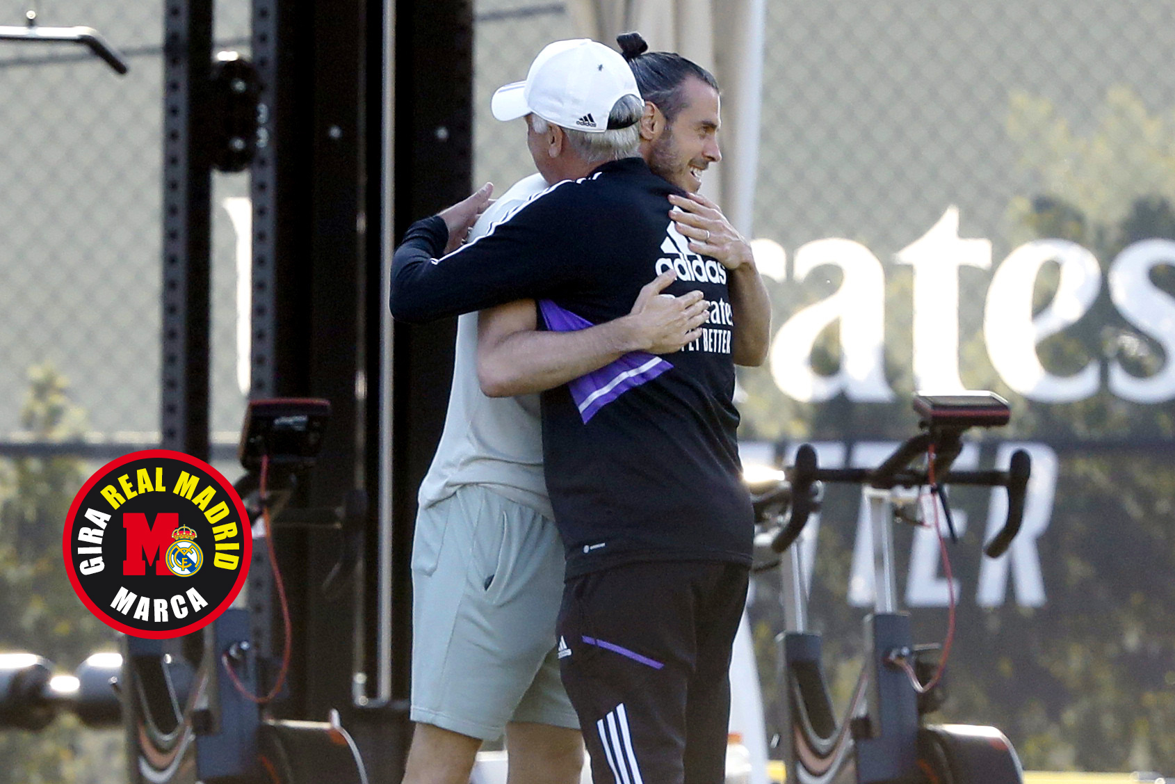 Ancelotti y Bale se abrazan en el entrenamiento del Real Madrid. FOTO: ÁNGEL RIVERO