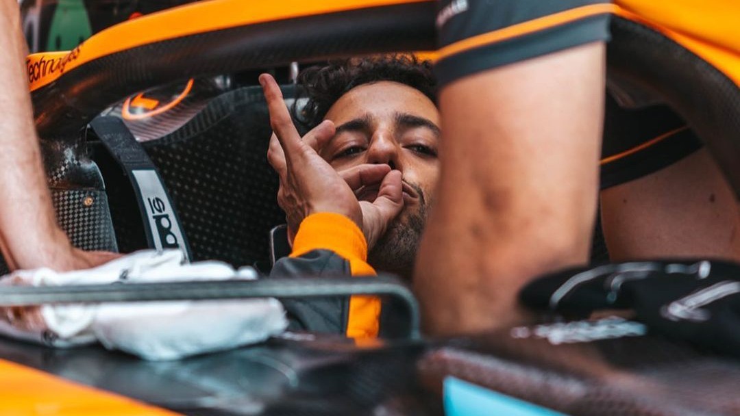 Ricciardo hace un simpático gesto en un Gran Premio de 2022 / McLaren F1