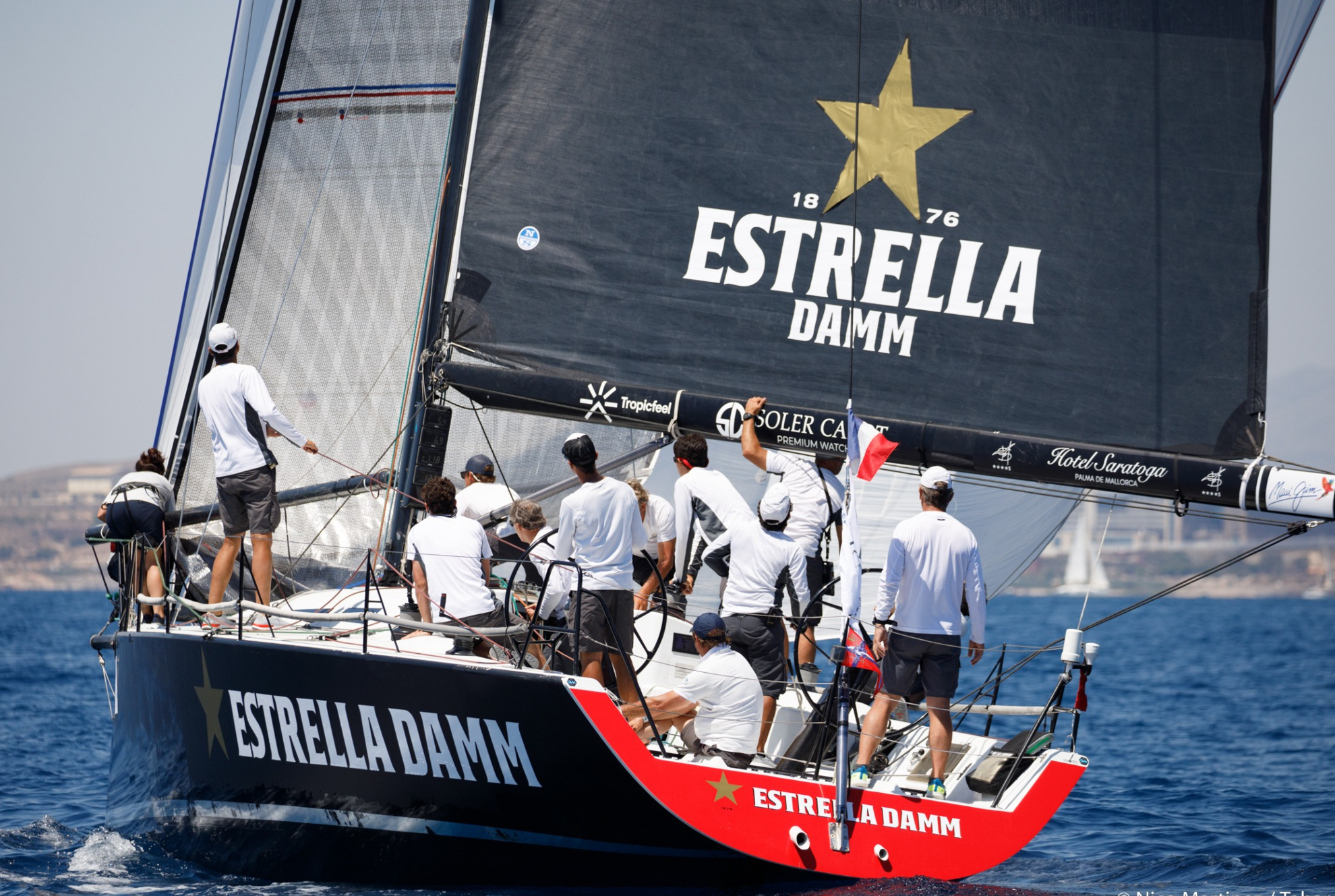 El Estrella Damm debutó esta temporada en el Tabarca Vela en Alicante / NICO MARTÍNEZ