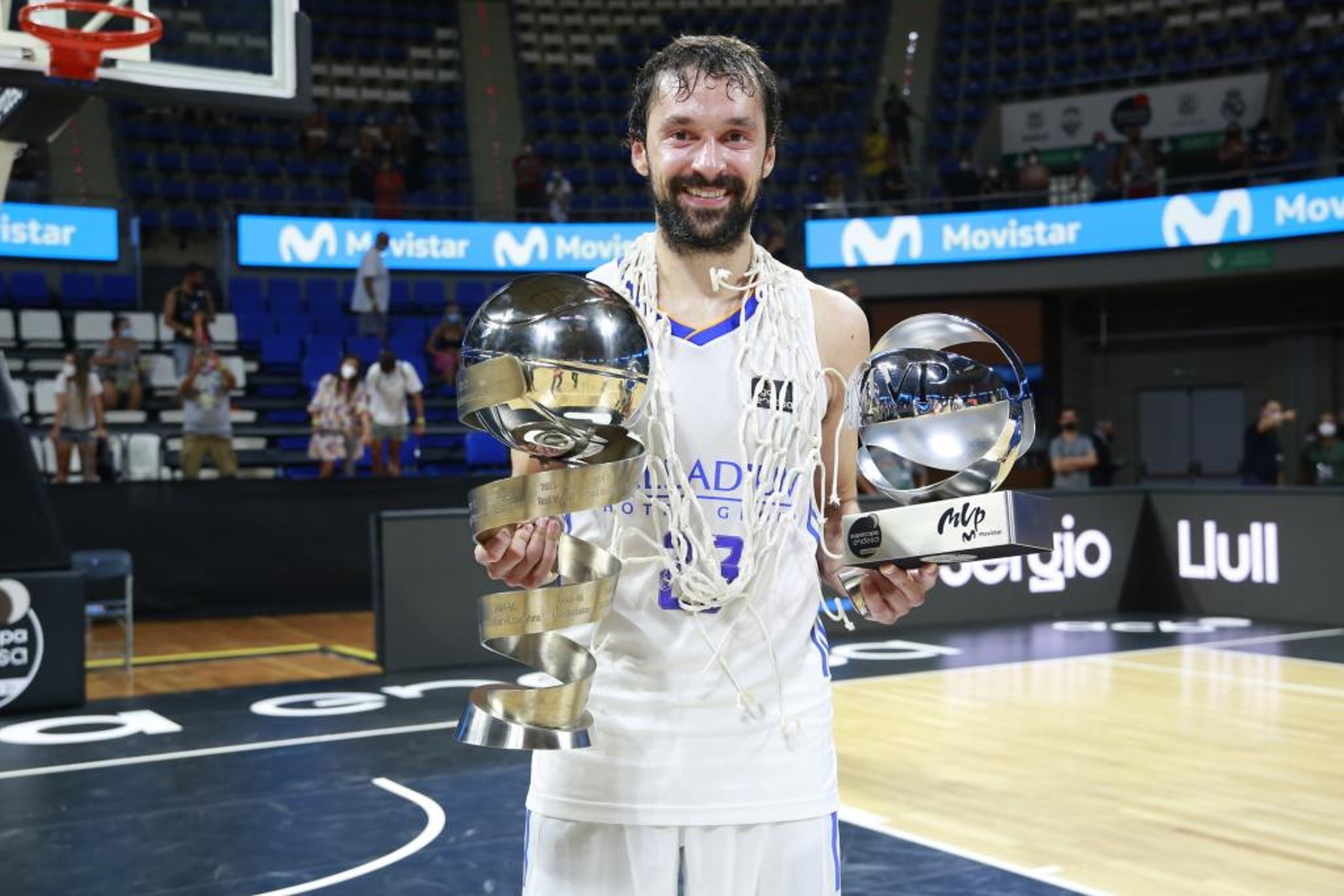 Sergio Llull posa con el trofeo de la Supercopa y el de MVp del torneo / ACB PHOTO