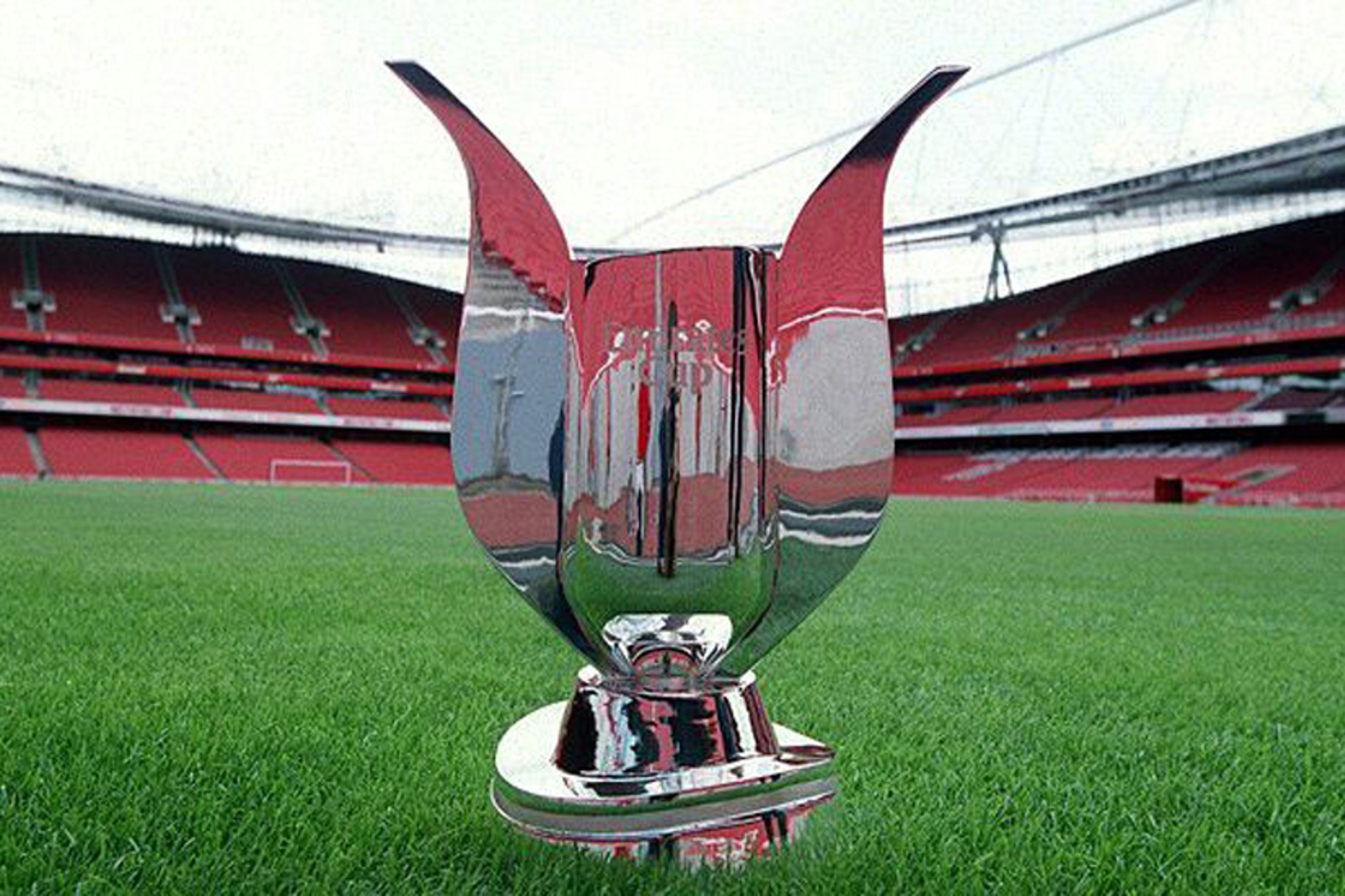 Imagen del trofeo del Emirates Cup.