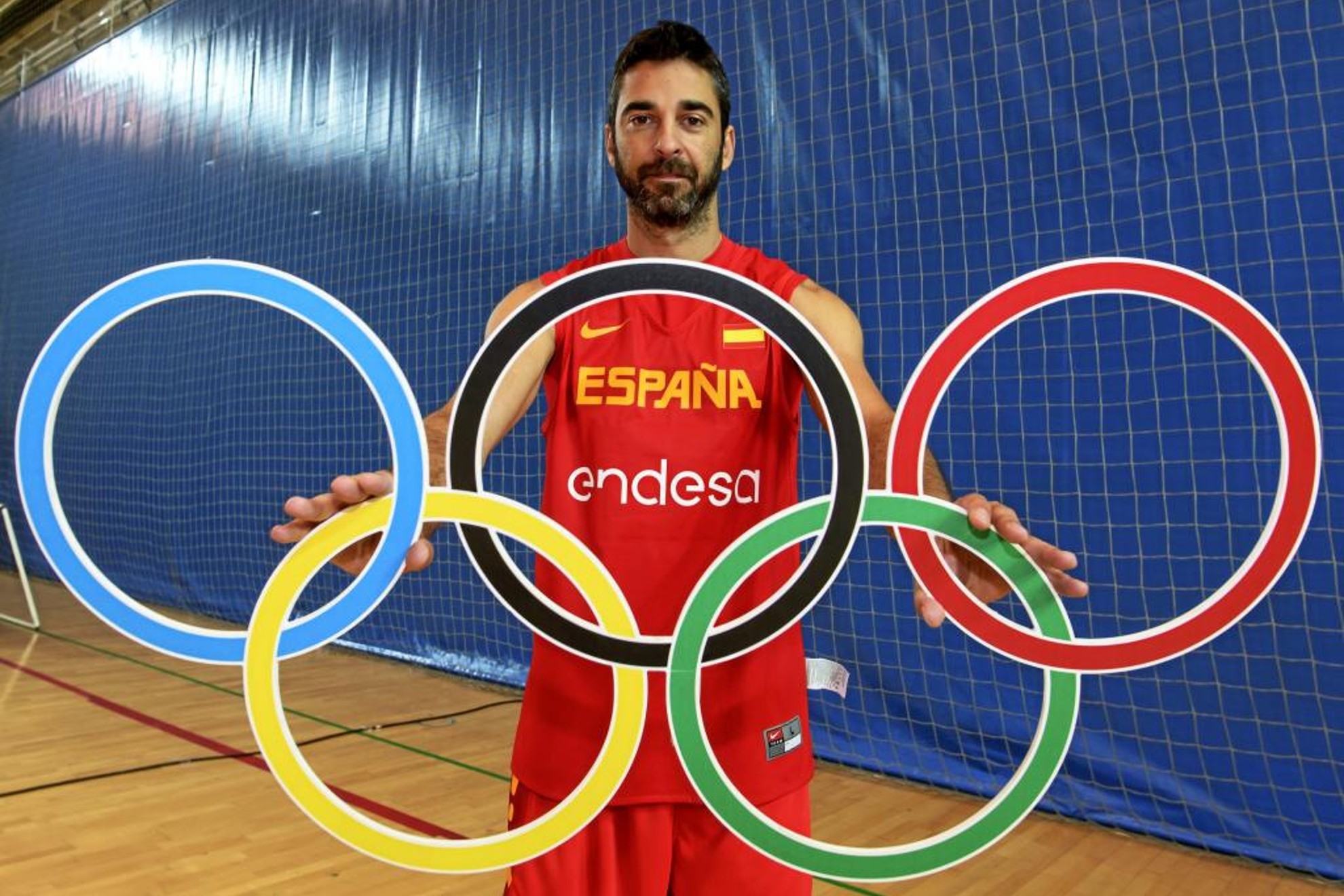 Juan Carlos Navarro posa para MARCA con los aros olímpicos / DIEGO G. SOUTO