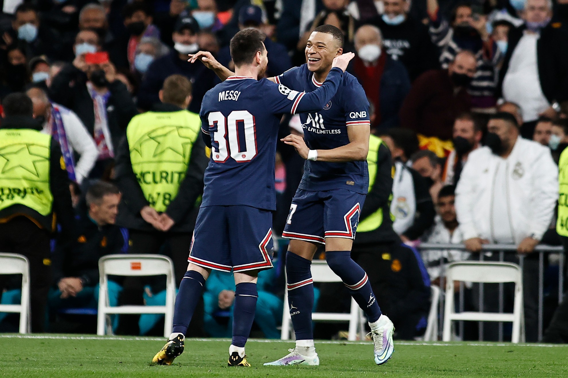 Mbappé y Messi celebrando un tanto en el Bernabéu/ ÁNGEL RIVERO