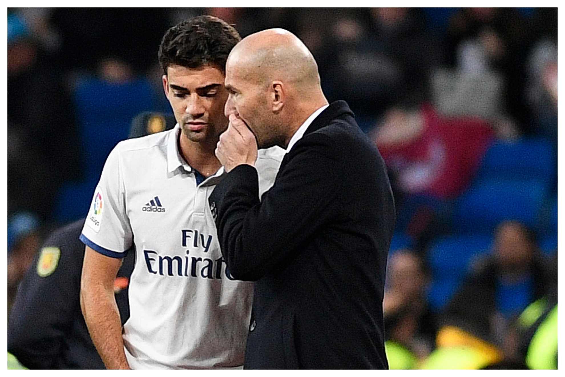 Enzo Zidane escucha las instrucciones de su padre en su etapa en el Real Madrid. PABLO MORENO