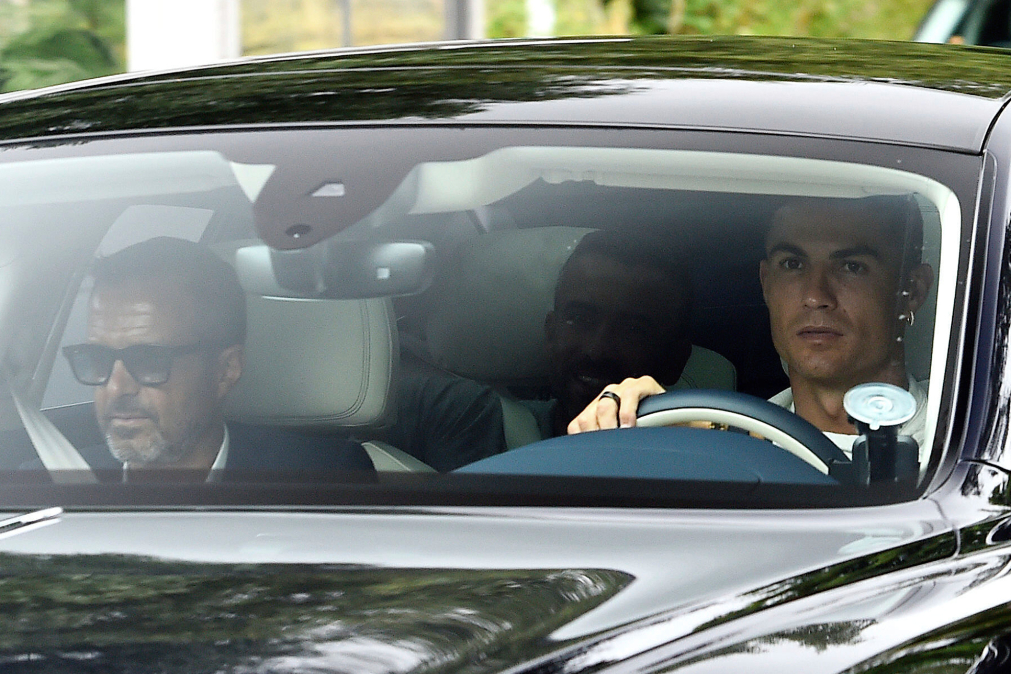 Cristiano Ronaldo llega a las oficinas del United acompaado de Jorge Mendes
