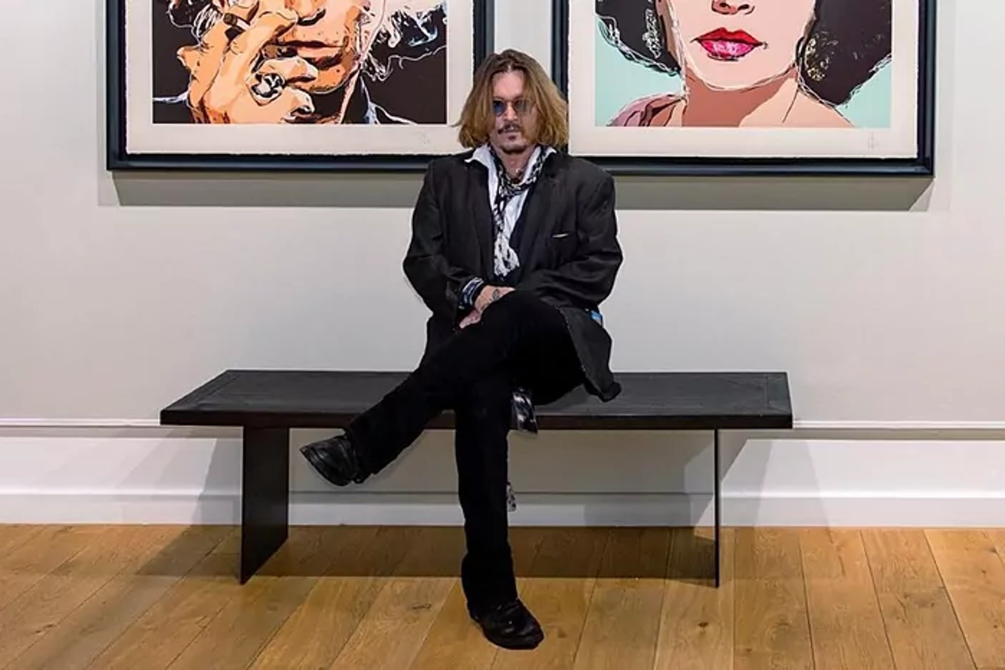 Johnny Depp pos junto a algunos de sus cuadros dentro de la exhibicin de obras de arte
