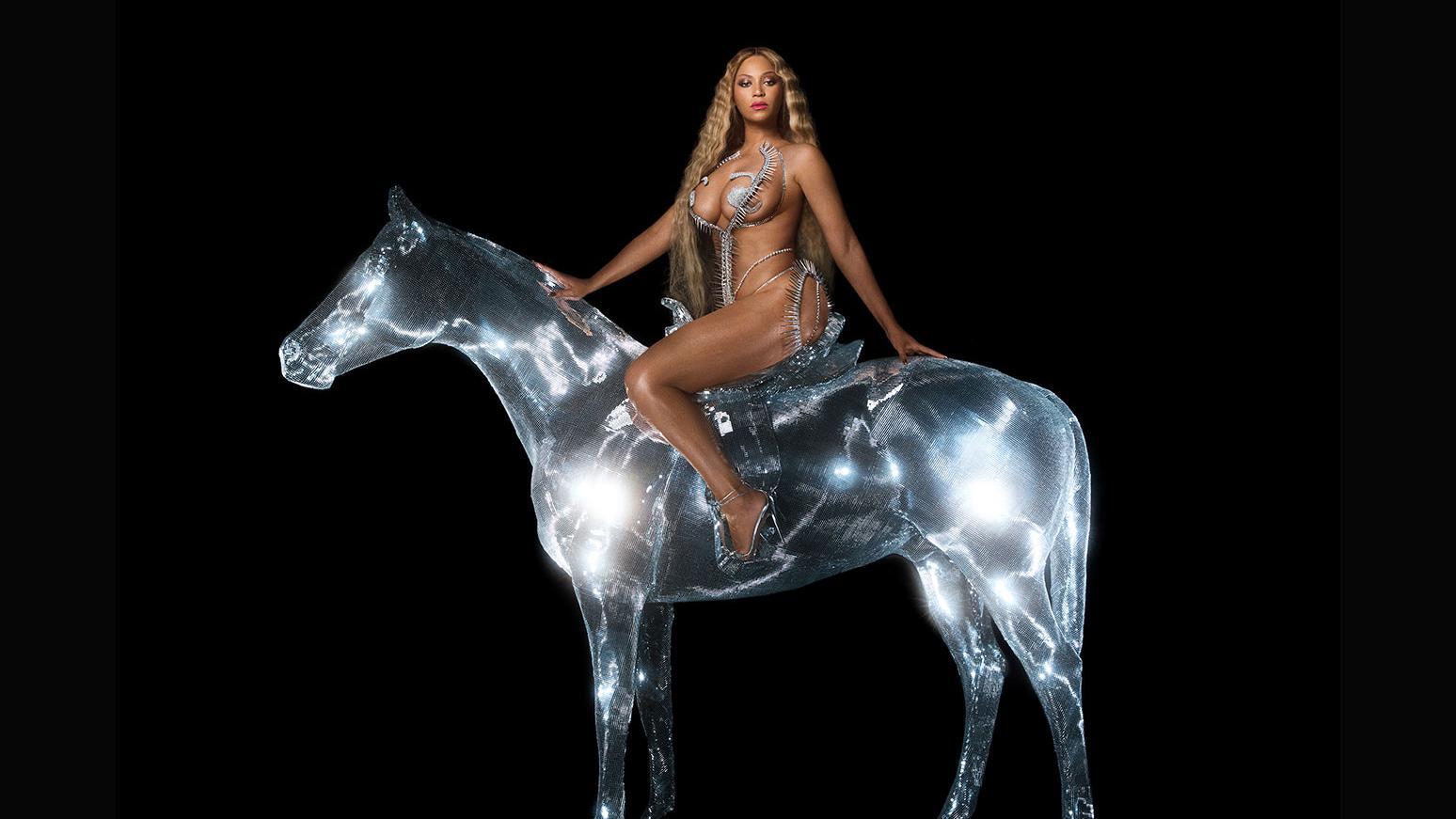 Beyoncé celebra el lanzamiento de su nuevo álbum con un atrevido topless