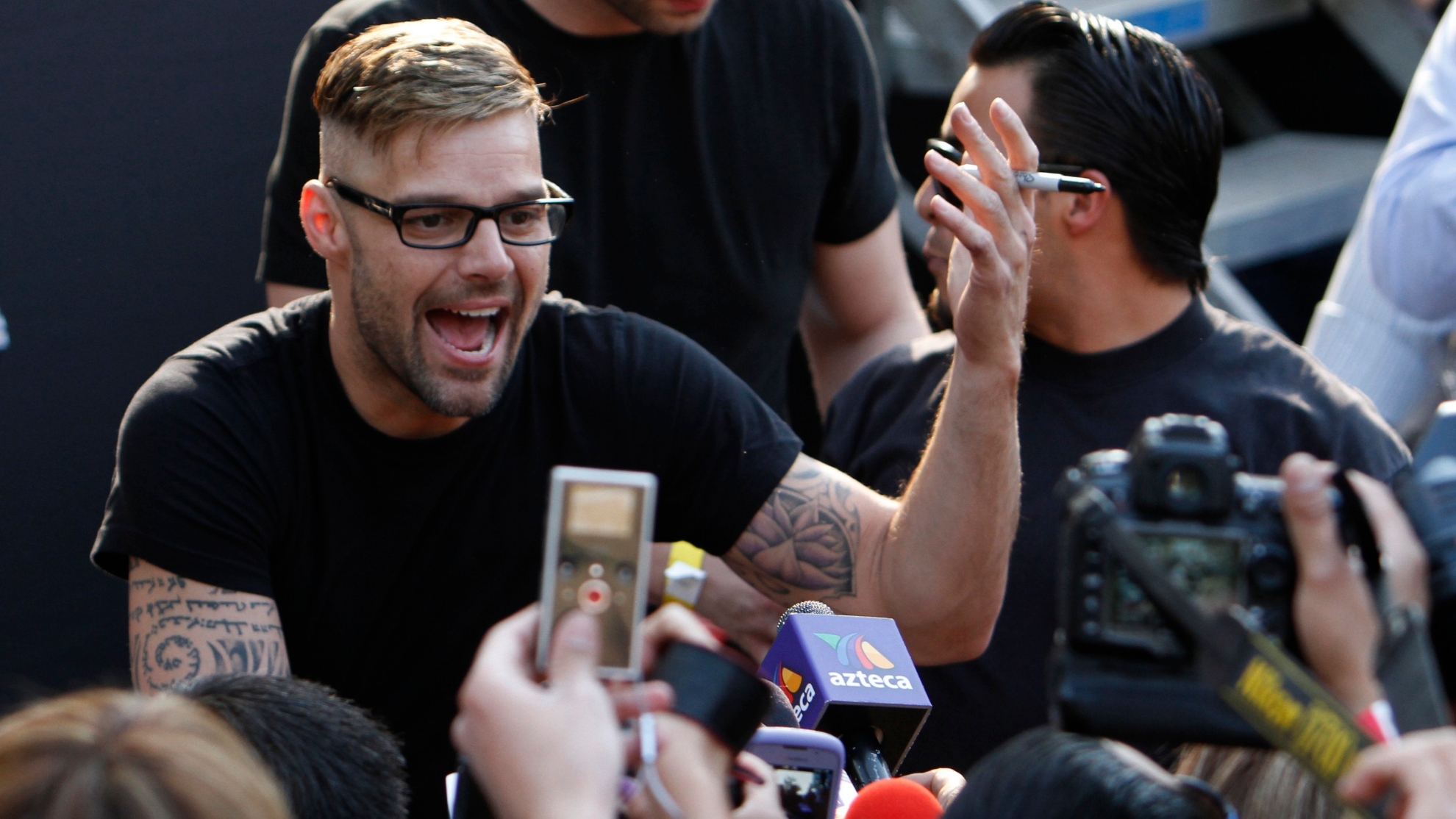 Ricky Martin with the press / AP
