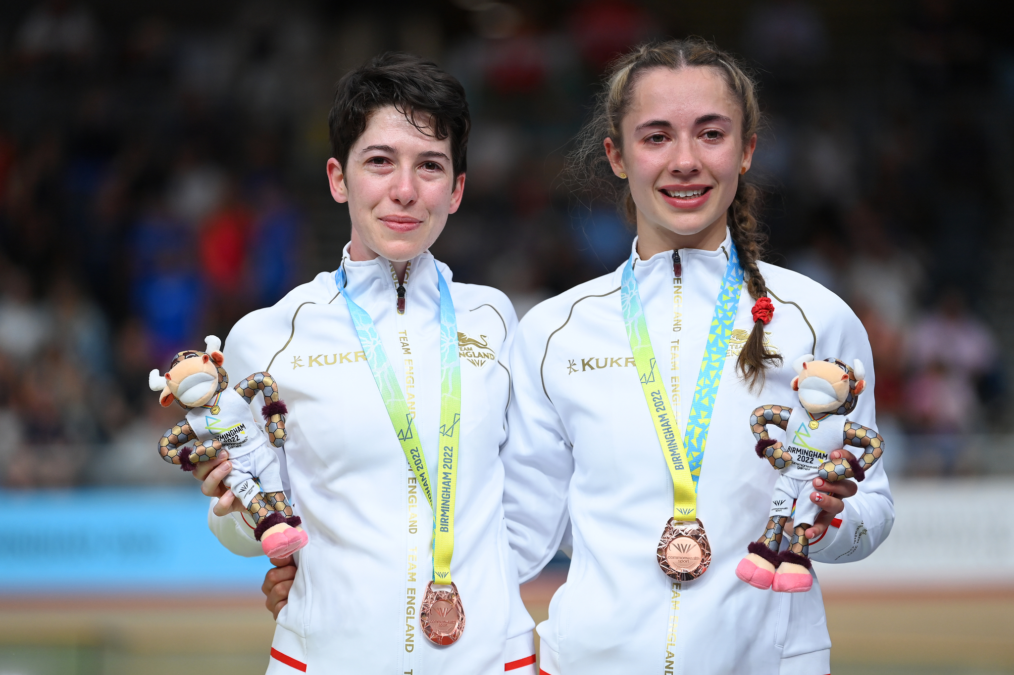 Sophie Unwin y Georgia Holt, con un bronce prestado.