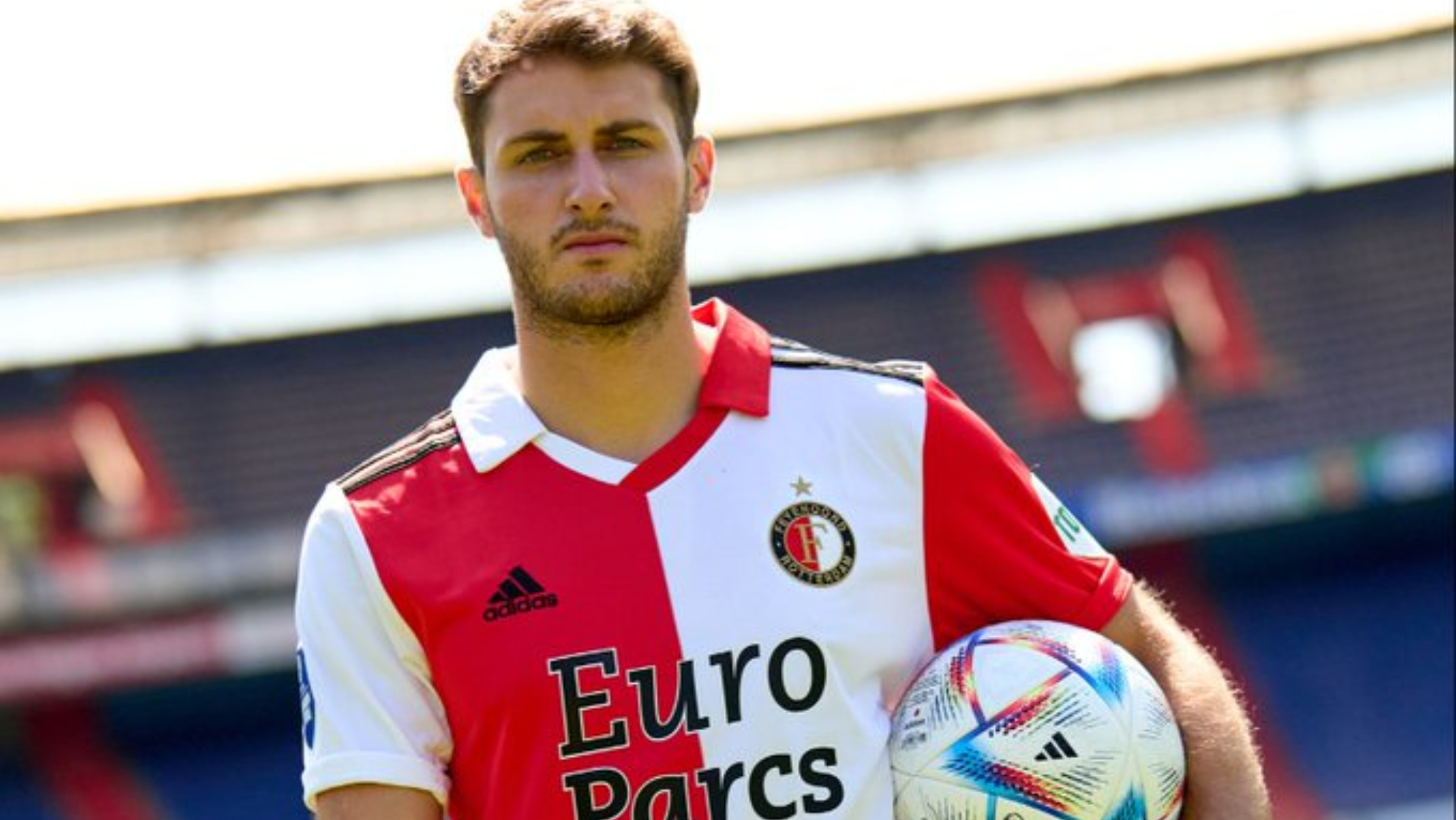 Santi Giménez es presentado con el Feyenoord.