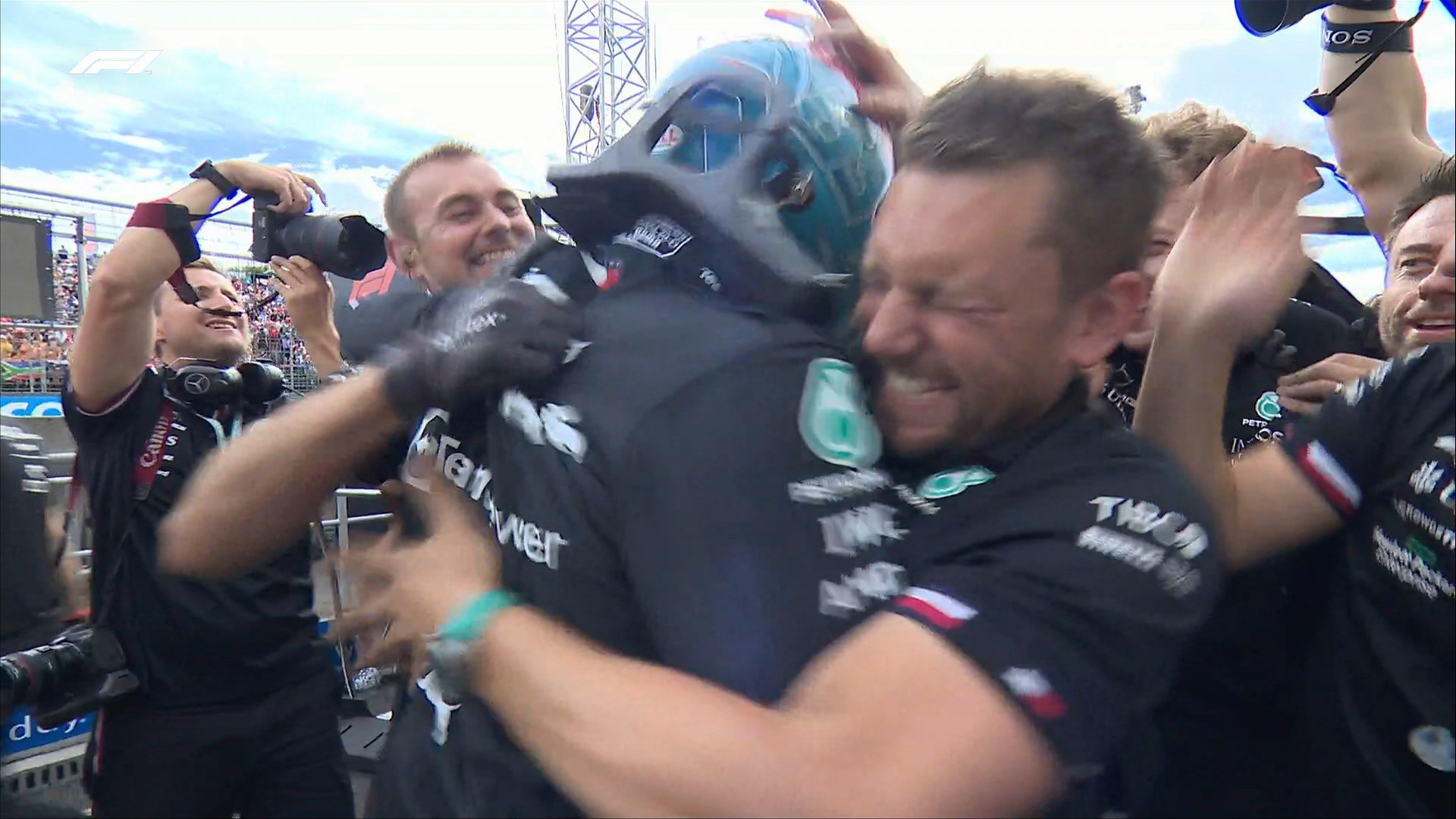 Russell, abrazado por sus mecánicos tras su primera pole en Hungría. / F1.com