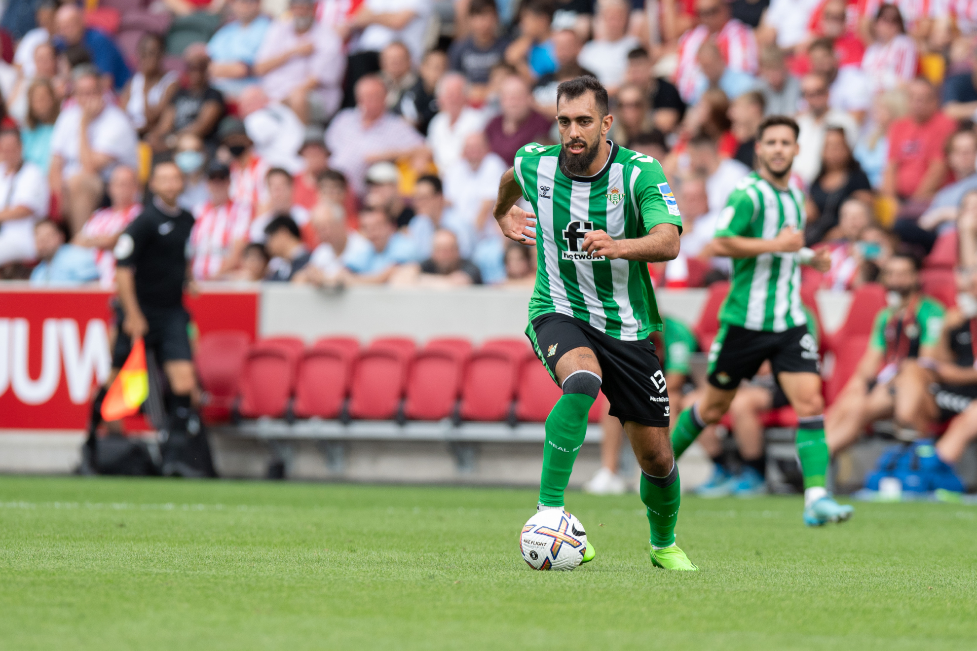 Borja Iglesias conduce el balón en el partido frente al Brentford.