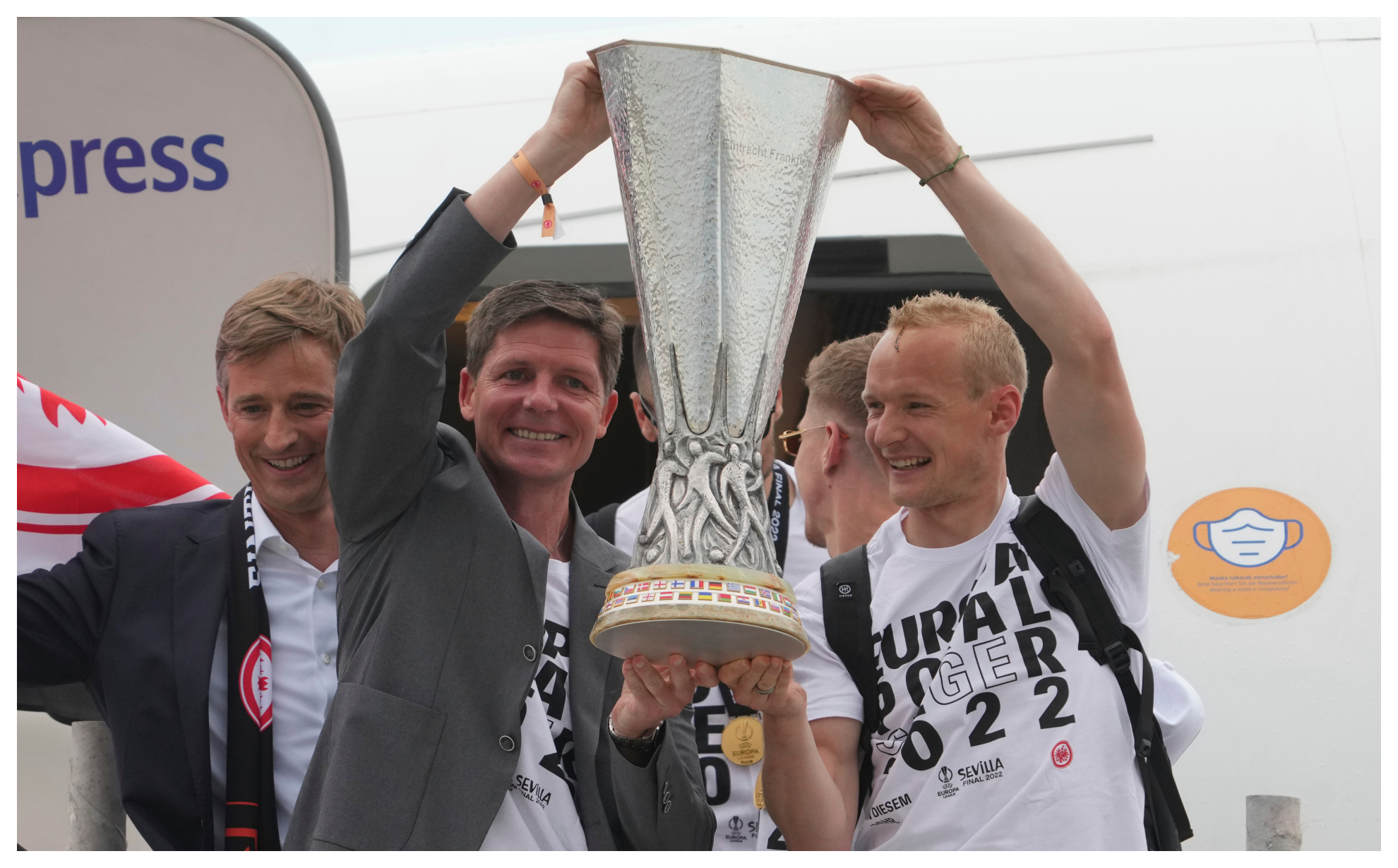 Oliver Glasner y Sebastian Rode, al regreso a Frankfurt tras ganar la Europa League/AP