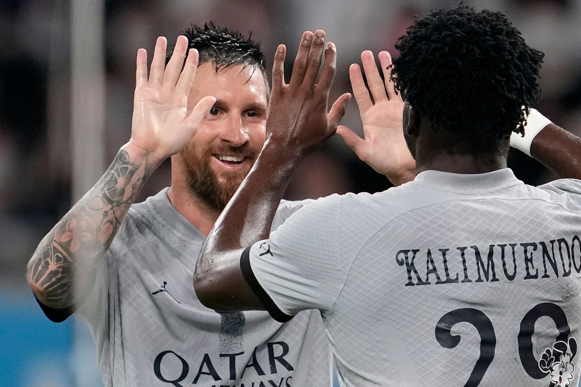 Messi y el joven Kalimuendo celebran un gol en pretemporada  / EFE