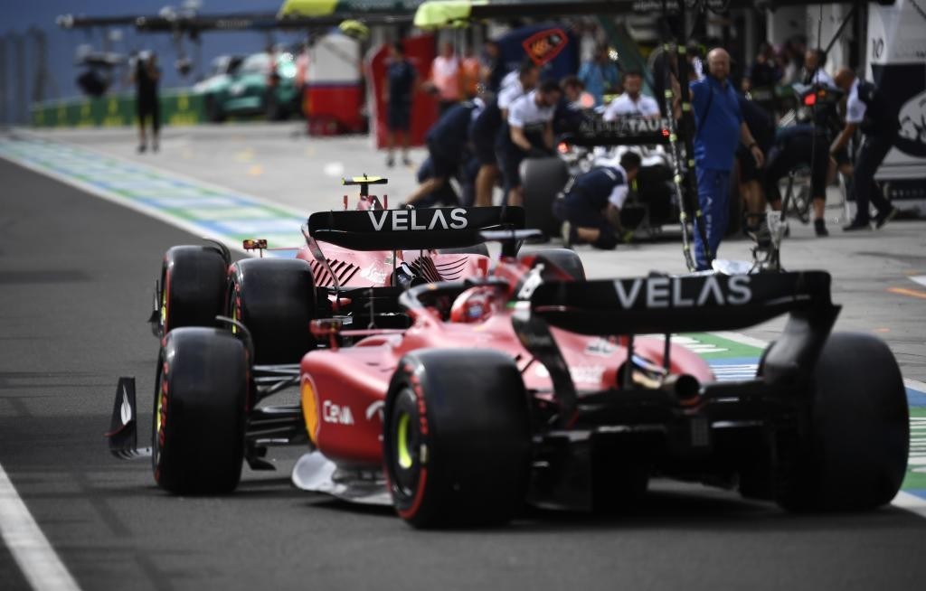 Sainz, seguido por Leclerc, en la Clasificación del GP de Hungría 2022 / AP