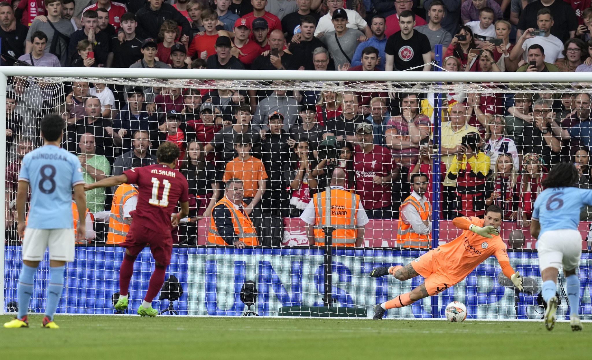 Mohamed Salah lanza el penalti para poner por delante al Liverpool
