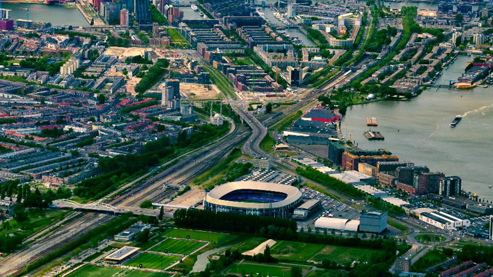 ¿Por qué le dicen 'La Bañera' al estadio del Feyenoord, la nueva casa de Santiago Giménez?