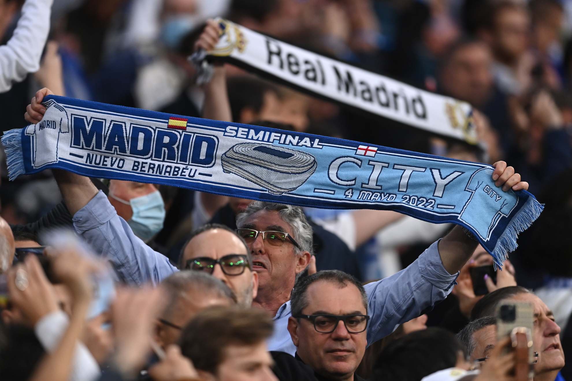 Un aficionado muestra su bufanda en el Real Madrid-Manchester City. / GETTY IMAGES