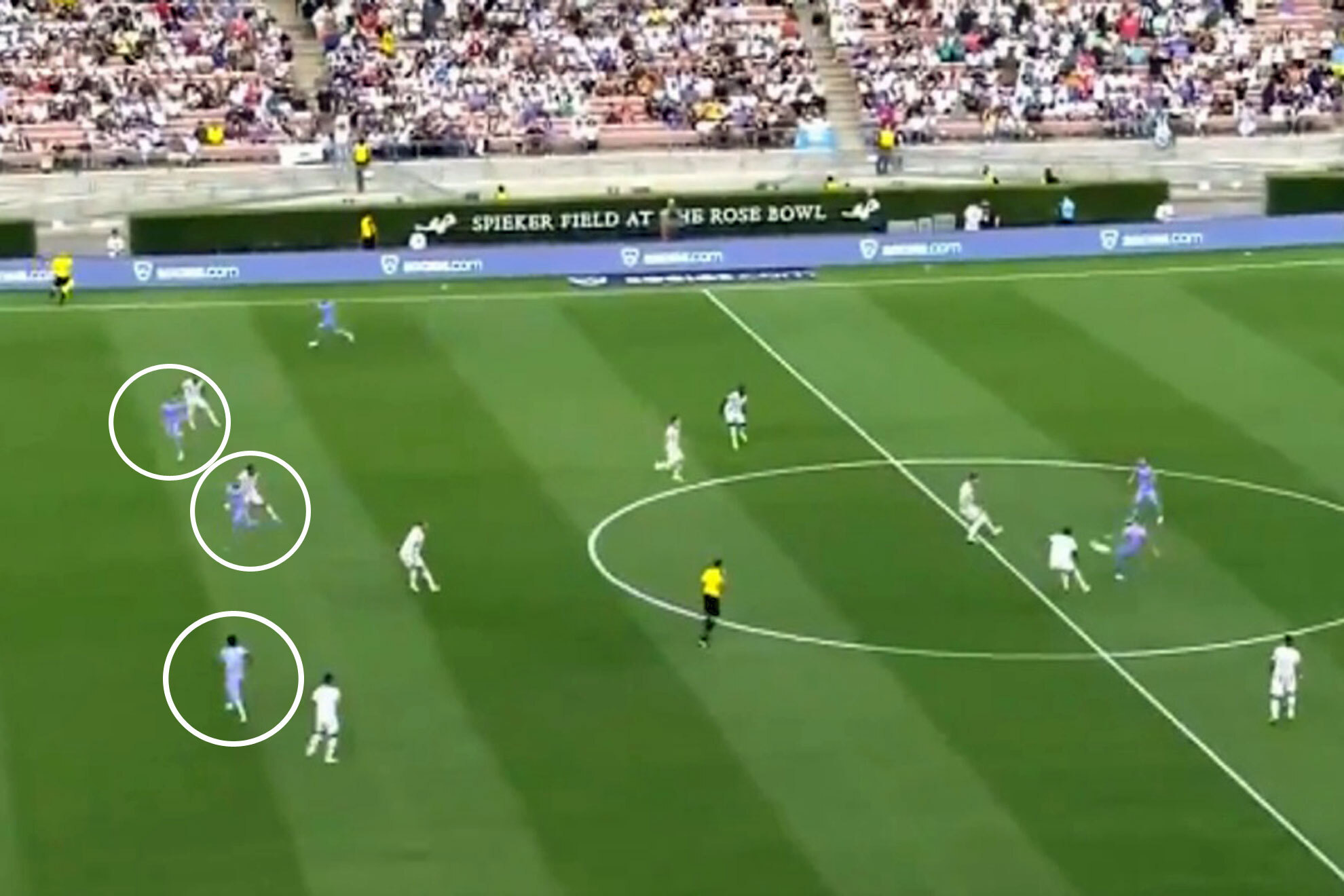 Saque de centro ensayado del Madrid y gol anulado a Benzema a los ocho segundos