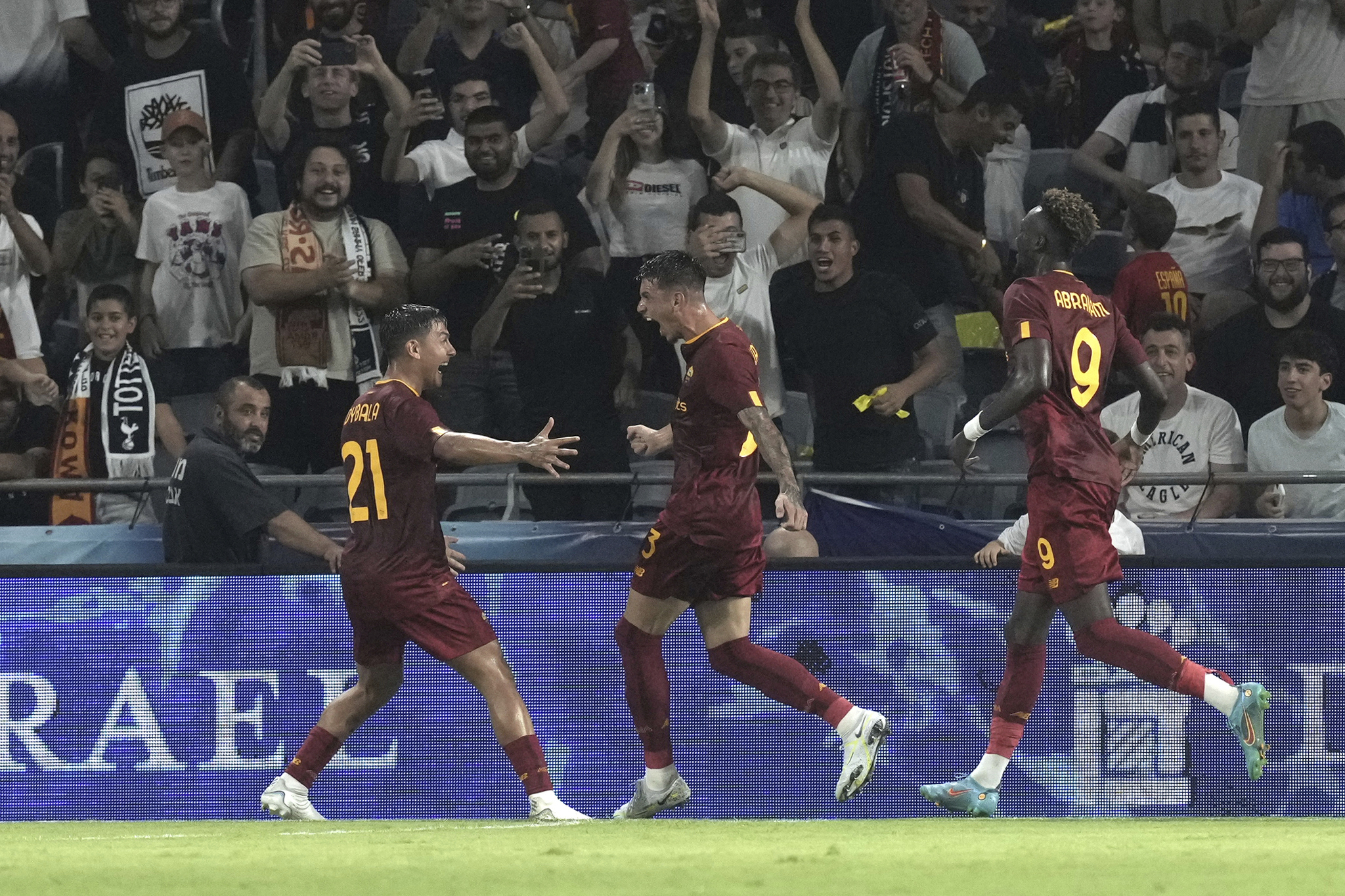 Dybala e Ibañez celebran el gol ante el Tottenham.