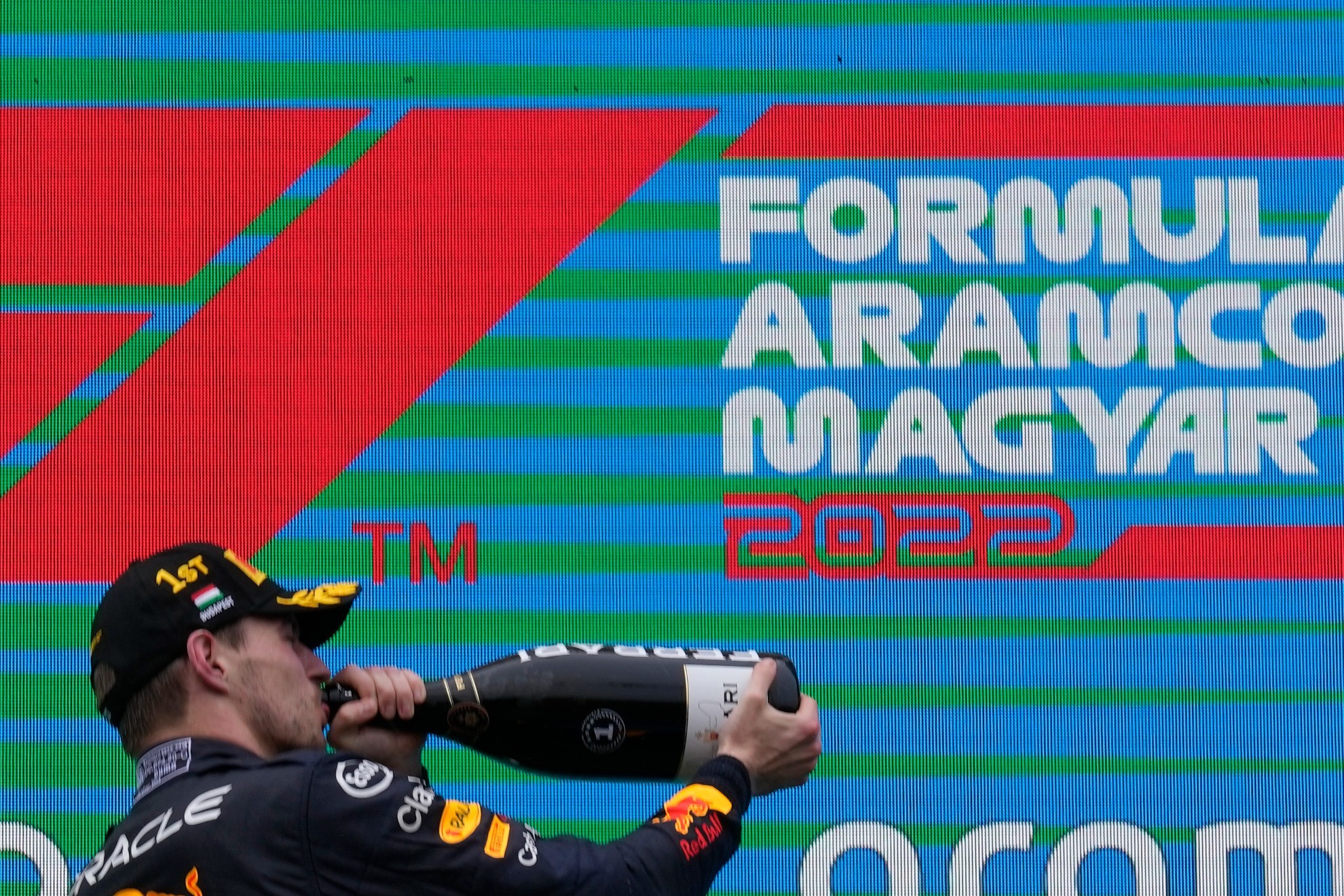 Max Verstappen celebra en el podio Darko Bandic | AP