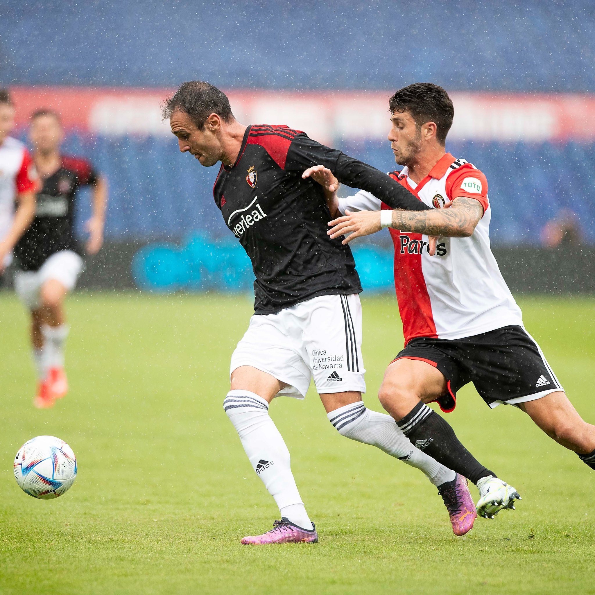 Kike García pelea un balón en el partido de hoy ante el Feyenoord. TWITTER/@caosasuna