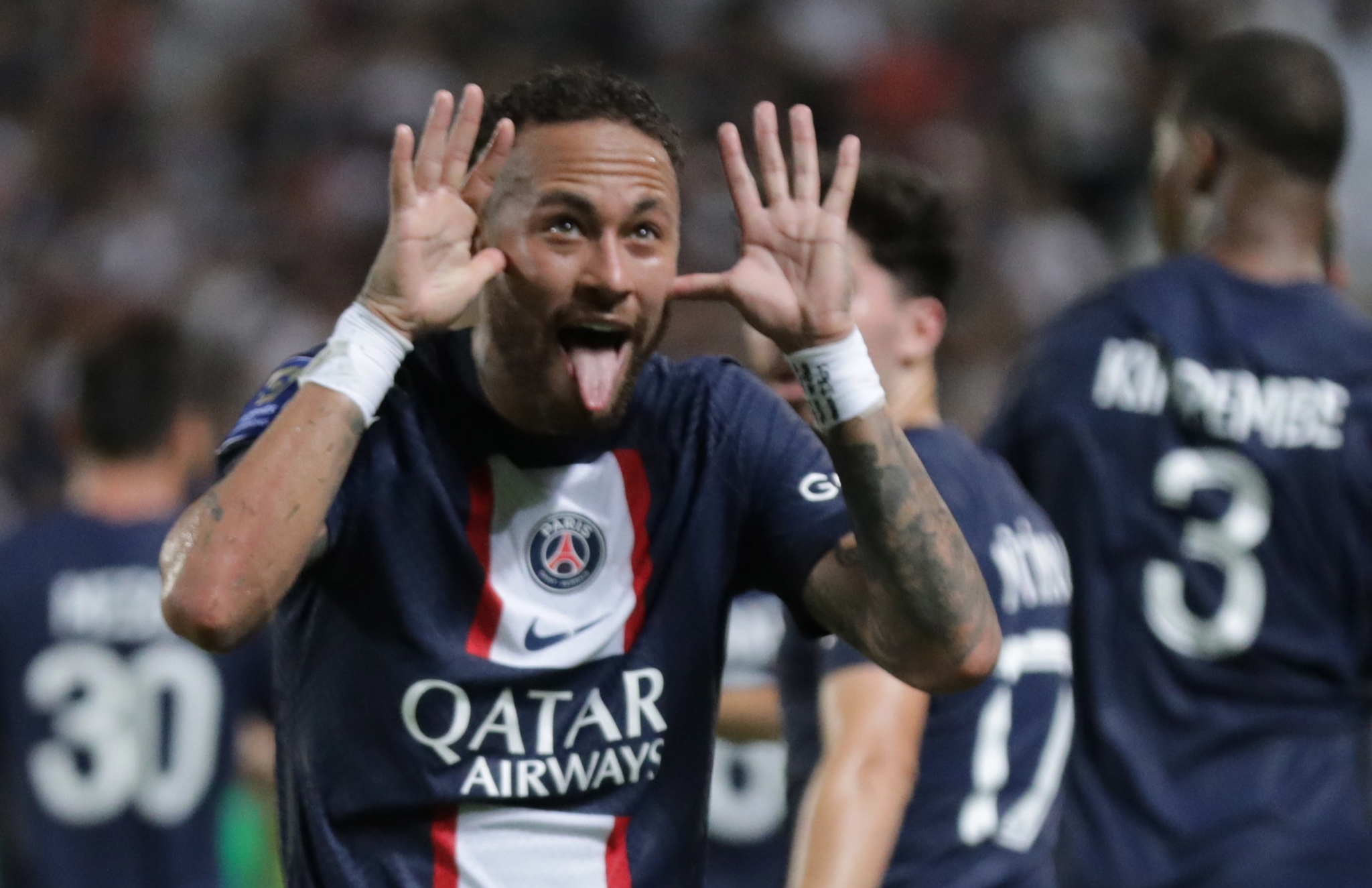 Neymar celebra su gol de falta al Nantes