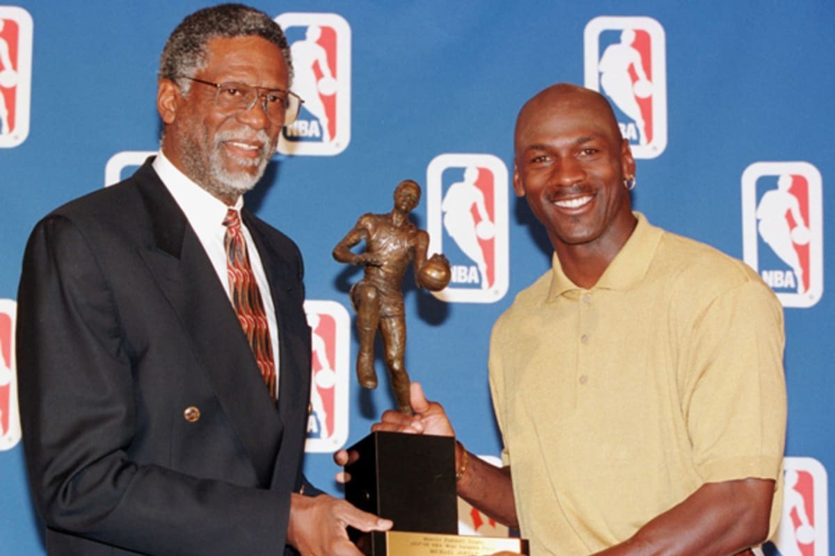 Bill Russell entrega a Michael Jordan el trofeo de MVP de la temporada regular de la NBA.