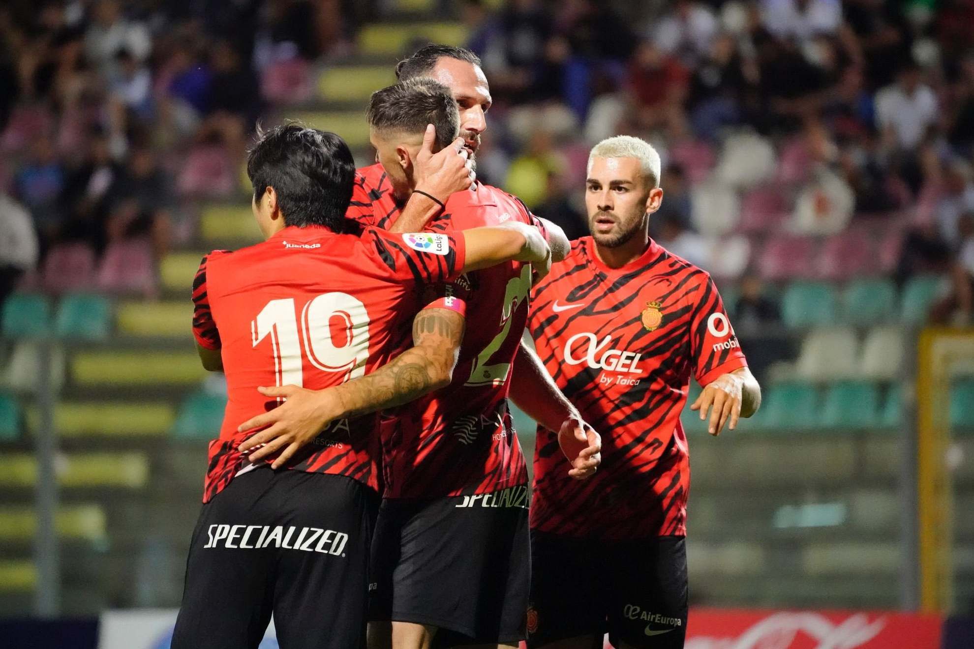 Los jugadores del Mallorca se abrazan tras el gol. / RCD MALLORCA