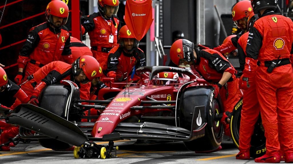 Momento en el que le colocan a Leclerc los neumáticos duros en Hungría / EFE