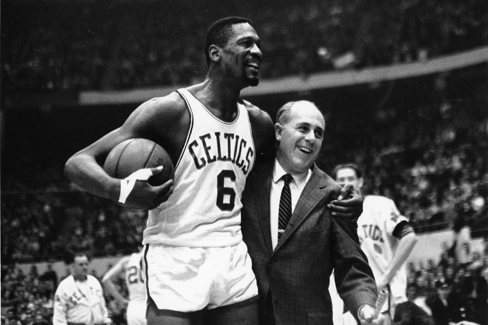 Bill Russell se abraza con Red Auerbach, mítico entrenador de los Celtics. / AP