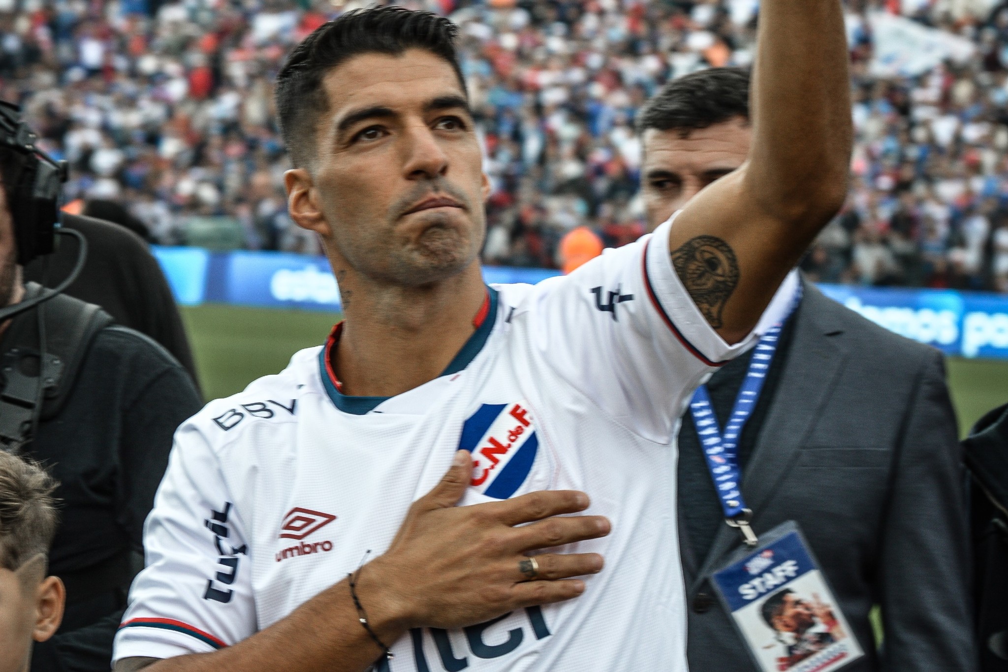 Luis Suarez (34) saludando a la afición de Nacional