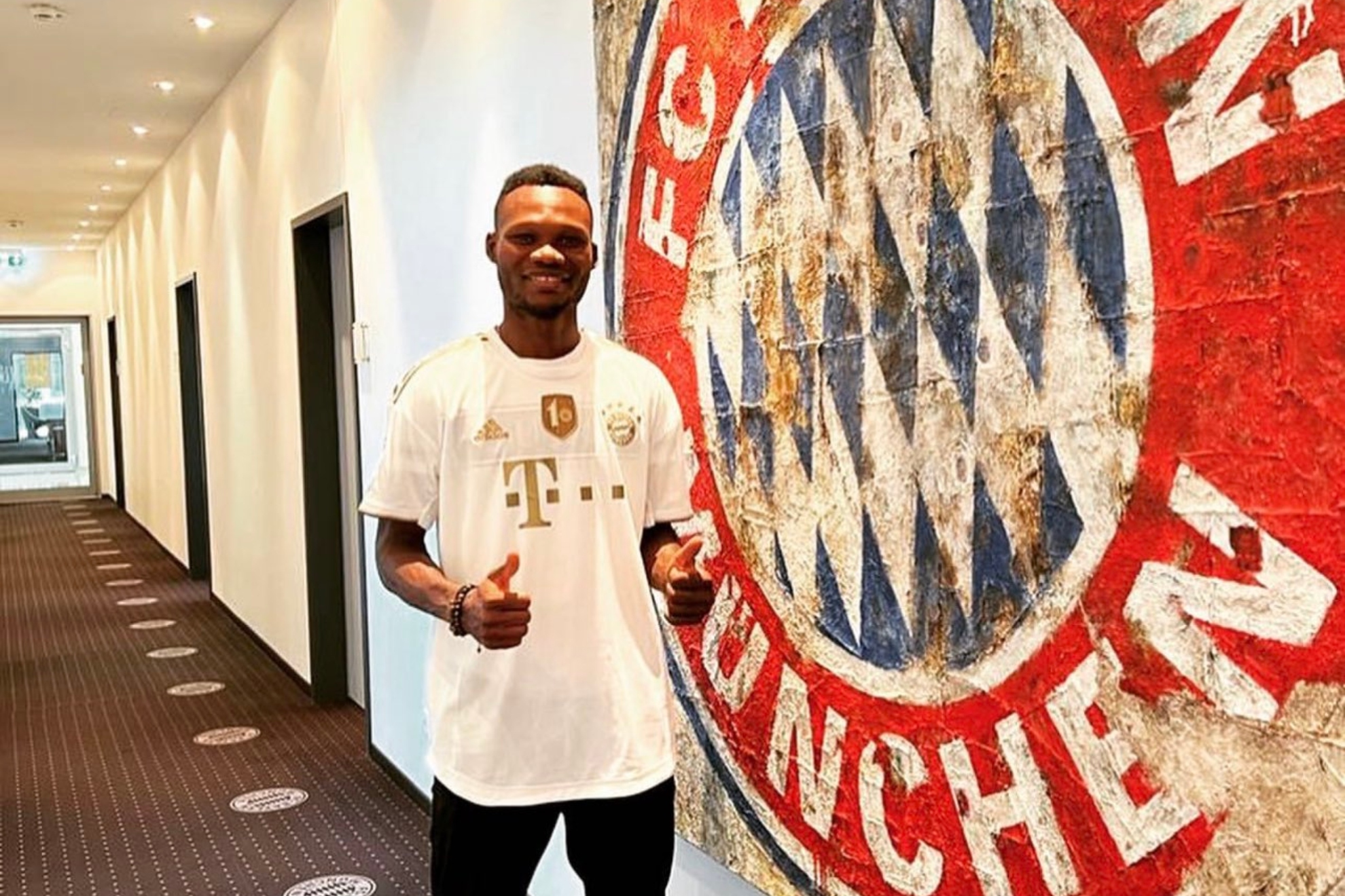 Désiré Ségbé Azankpo posa con la camiseta del Bayern