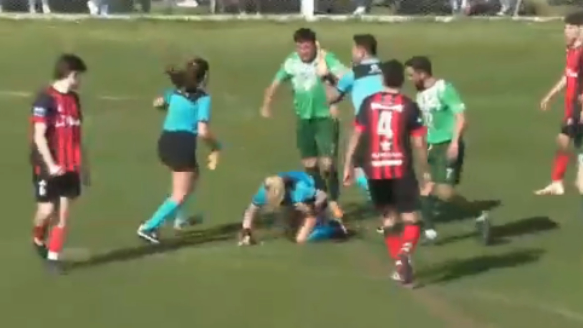 brutal agresion de un futbolista a una mujer arbitro en argentina