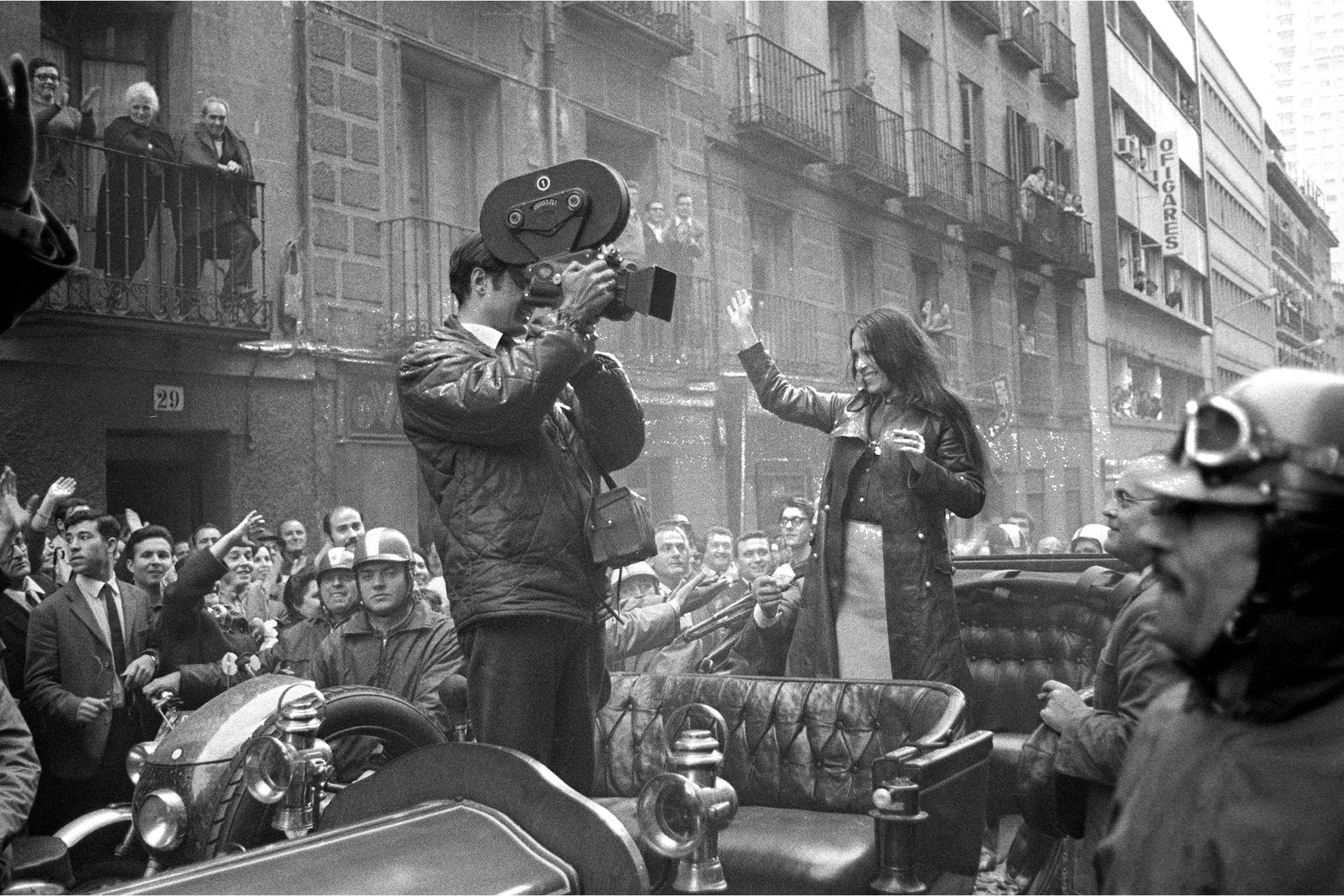 Massiel saluda desde un coche descubierto a los fans tras ganar el Festival de Eurovisión en 1968.