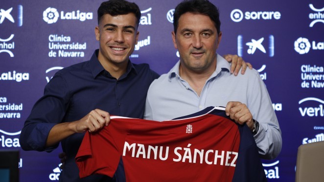 Manu Sánchez posa junto al director deportivo de Osasuna, Braulio, en su presentación como nuevo futbolista rojillo. CLUB ATLÉTICO OSASUNA
