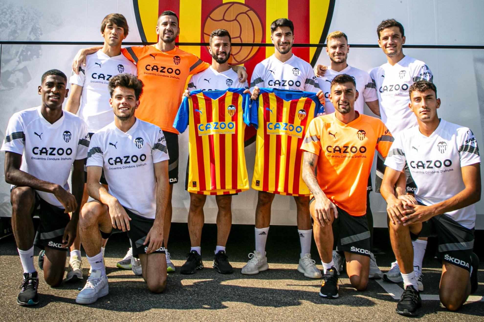 Los jugadores del Valencia presentan la nueva equipación. VCF
