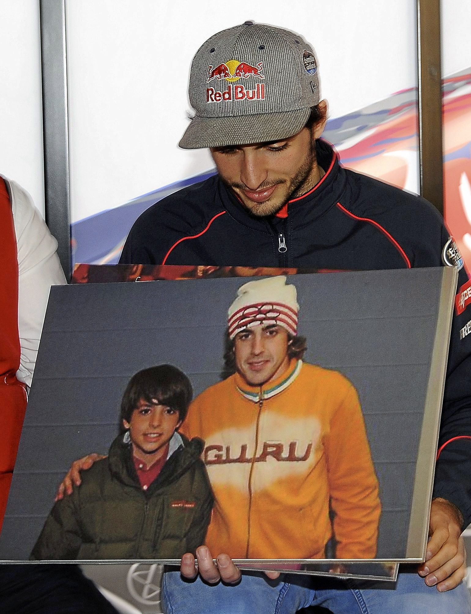 Carlos Sainz sosteniendo la foto que se hizo con Fernando Alonso cuando era pequeño | RUBIO RACING PRESS