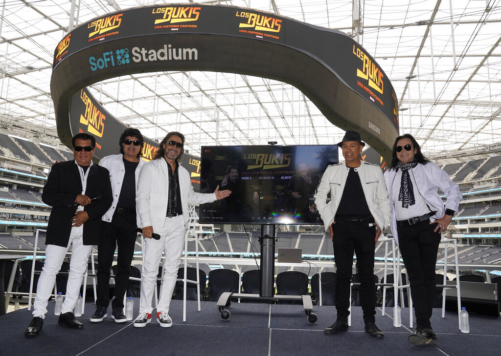 Otros mexicanos, los Bukis, realizaron el primer evento completo en el SoFi Stadium.