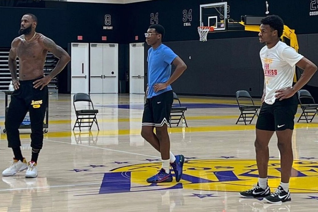 LeBron James, junto a sus hijos Bryce y Bronny, entrenándose en las instalaciones de los Lakers.