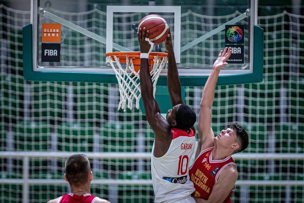 Sediq Garuba se dispone a hacer un mate en el partido ante Macedonia del Norte. / FIBA